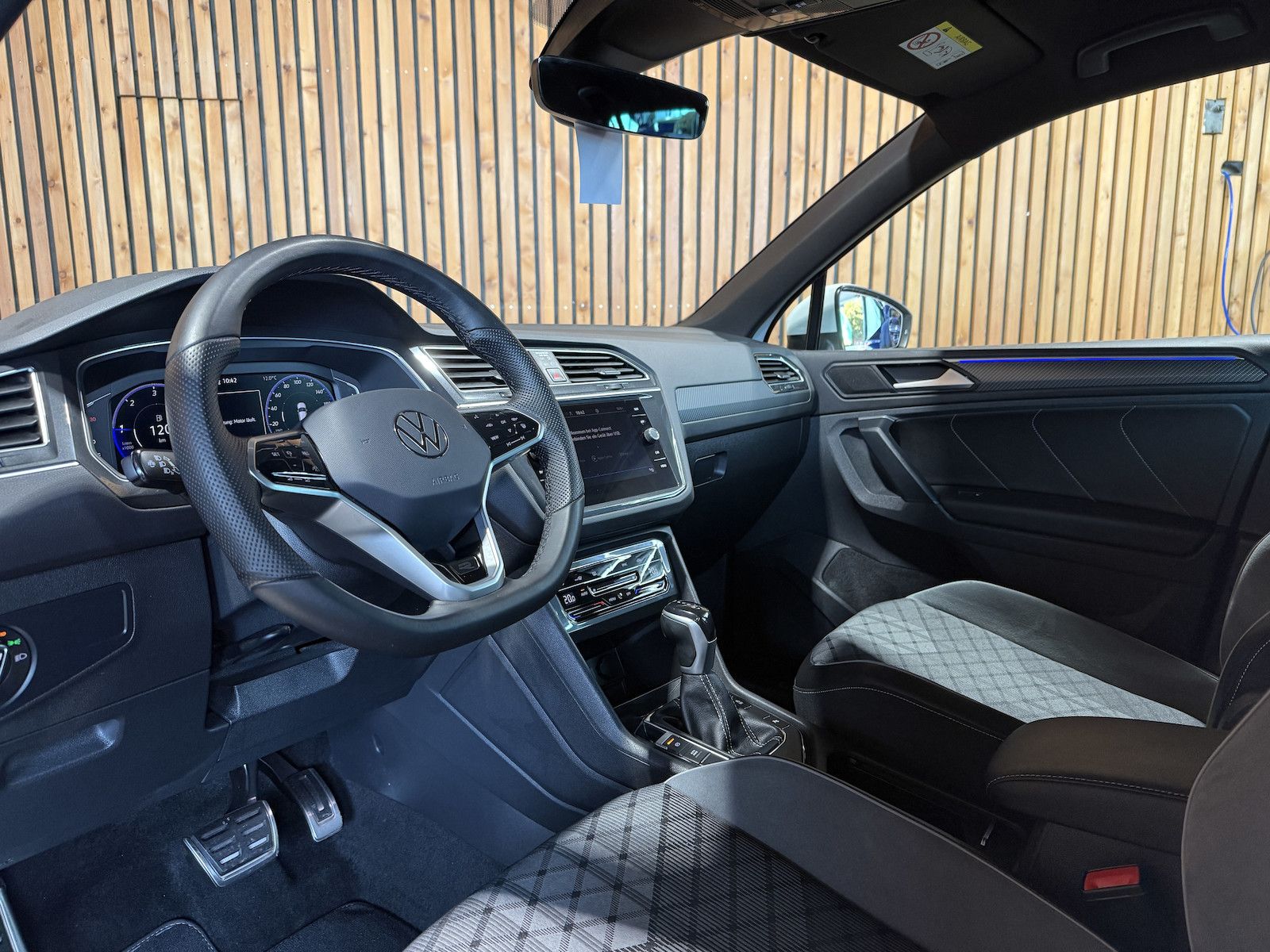 Fahrzeugabbildung Volkswagen Tiguan 2,0 TDI R-Line DSG *Navi*ACC*Kam*LED*Virt