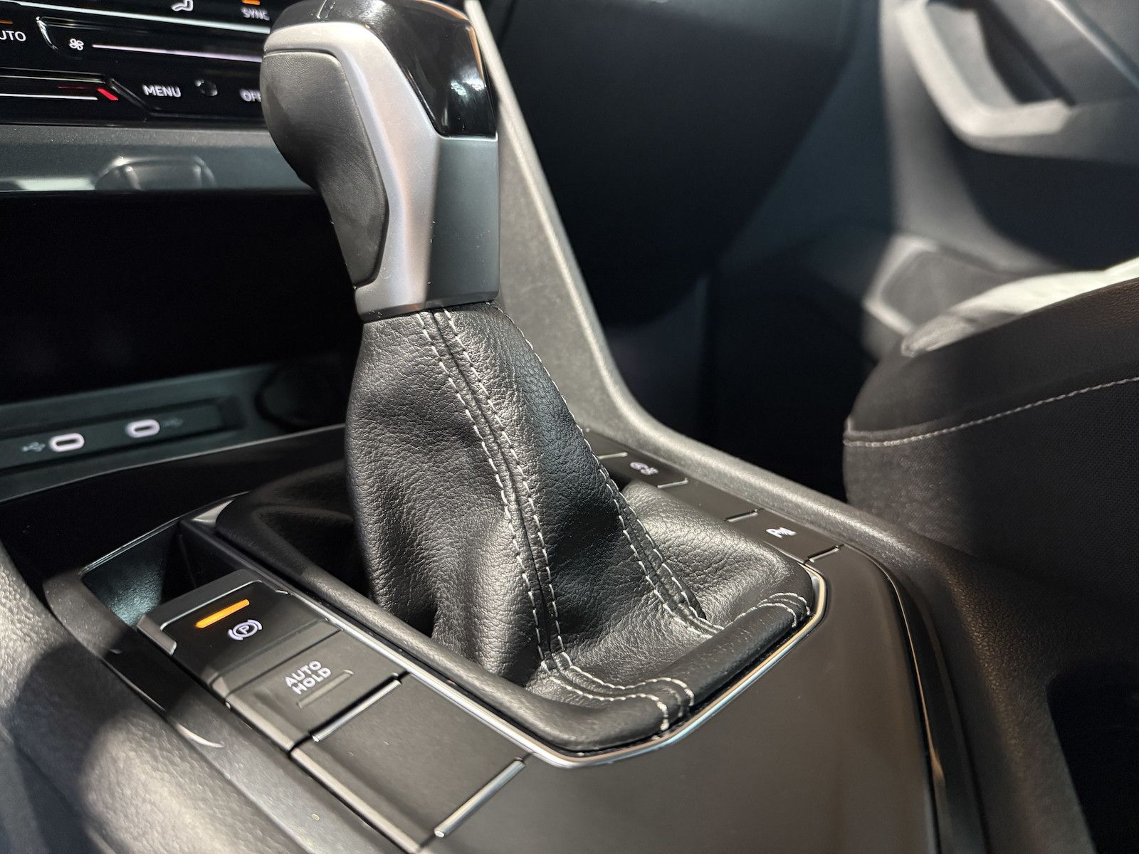 Fahrzeugabbildung Volkswagen Tiguan 2,0 TDI R-Line DSG *Navi*ACC*Kam*LED*Virt