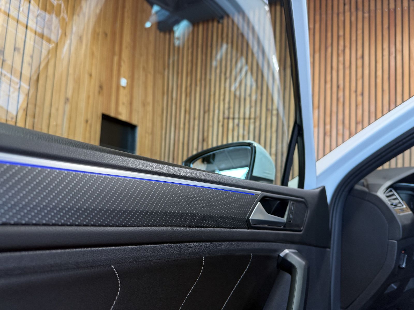 Fahrzeugabbildung Volkswagen Tiguan 2,0 TDI R-Line DSG *Navi*ACC*Kam*LED*Virt