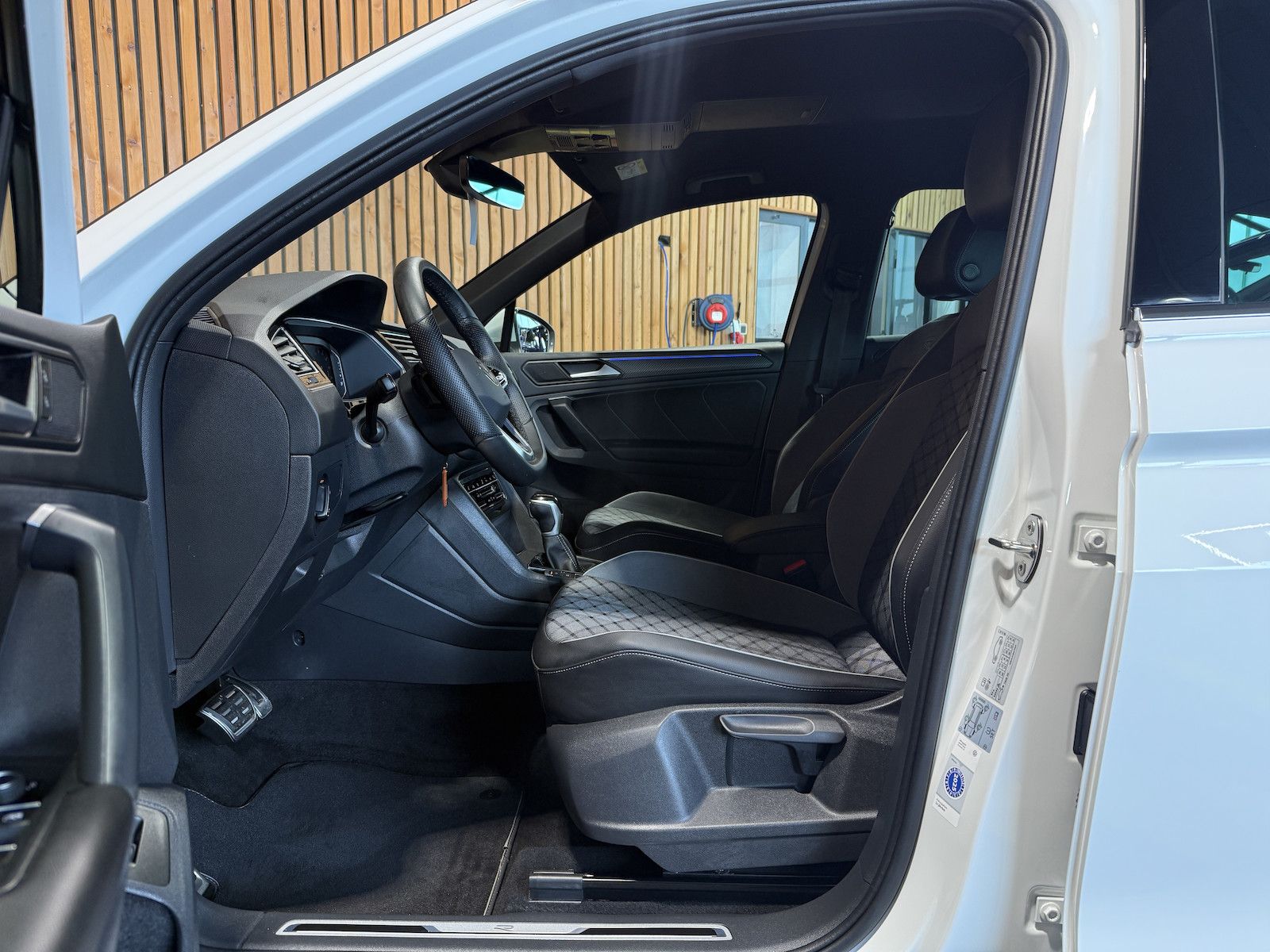 Fahrzeugabbildung Volkswagen Tiguan 2,0 TDI R-Line DSG *Navi*ACC*Kam*LED*Virt