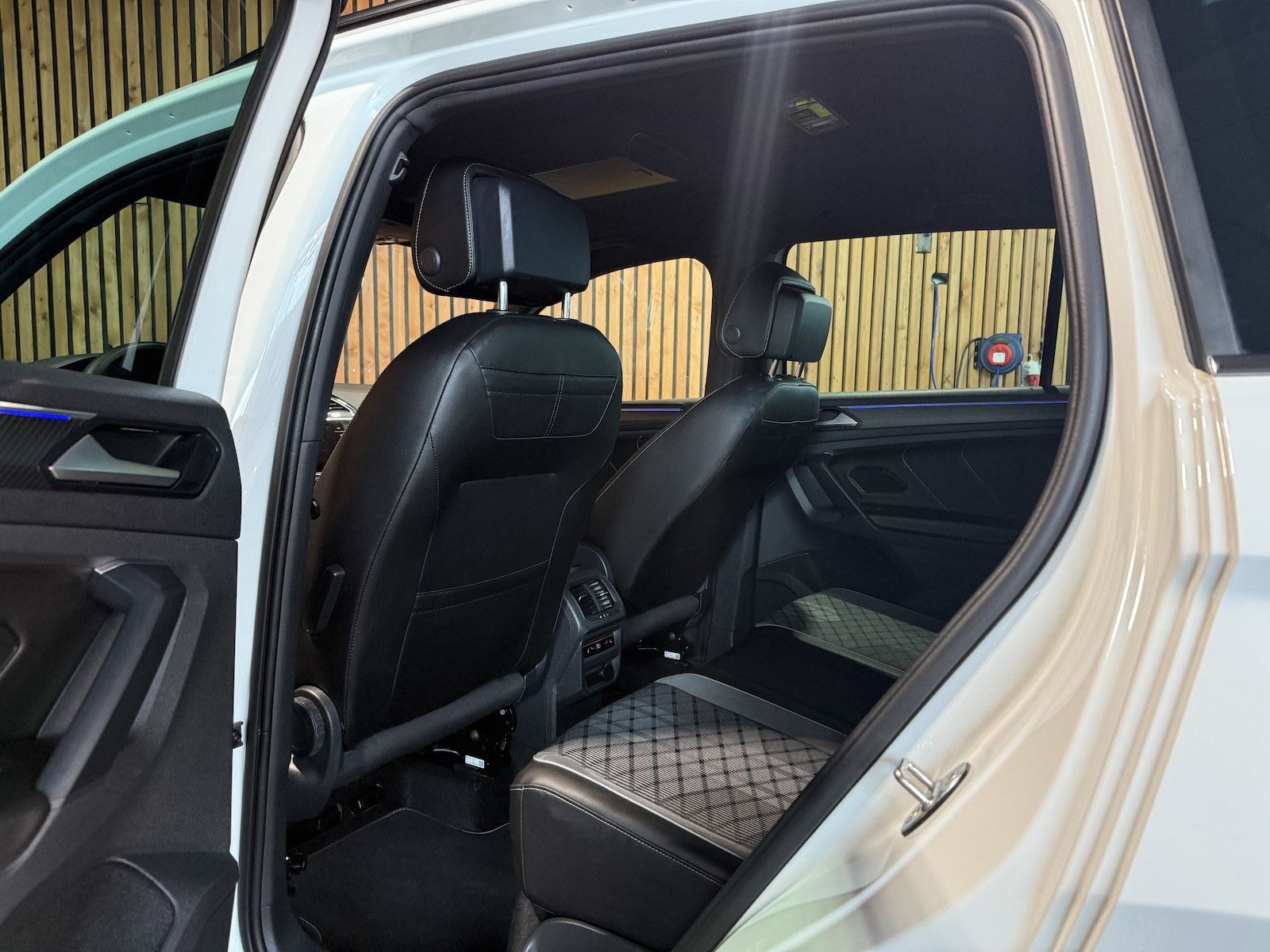 Fahrzeugabbildung Volkswagen Tiguan 2,0 TDI R-Line DSG *Navi*ACC*Kam*LED*Virt