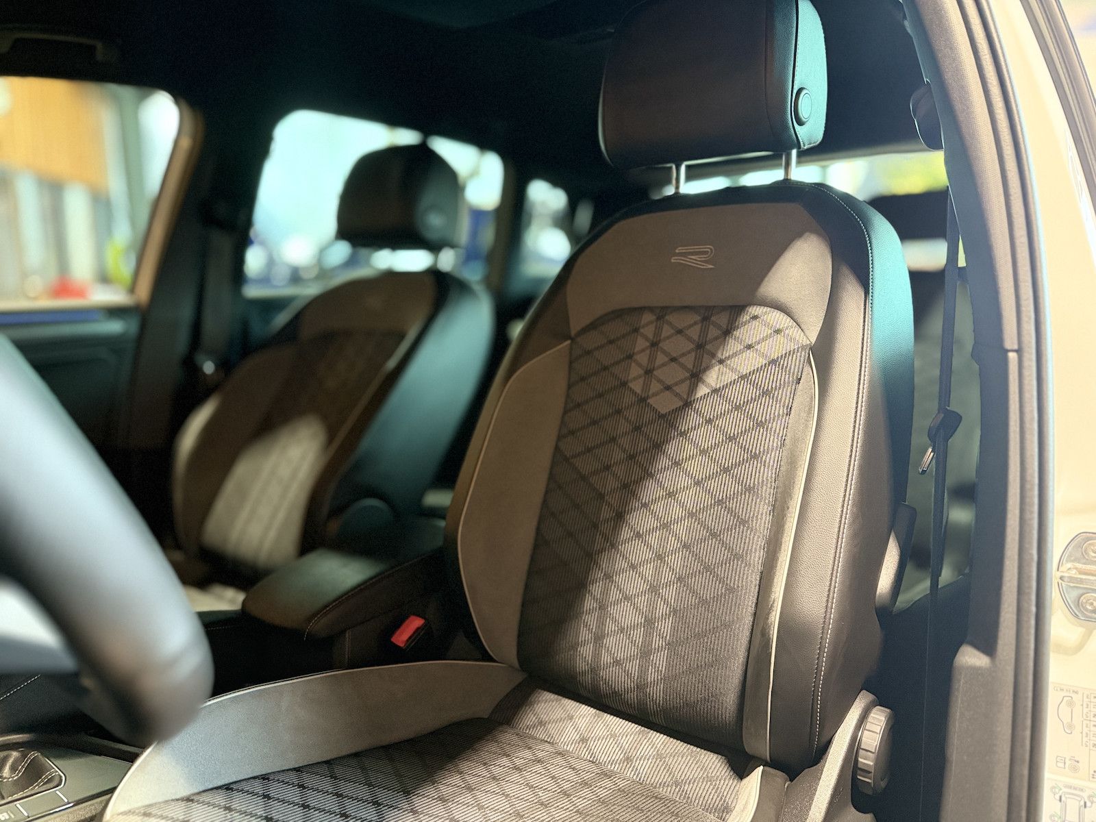Fahrzeugabbildung Volkswagen Tiguan 2,0 TDI R-Line DSG *Navi*ACC*Kam*LED*Virt