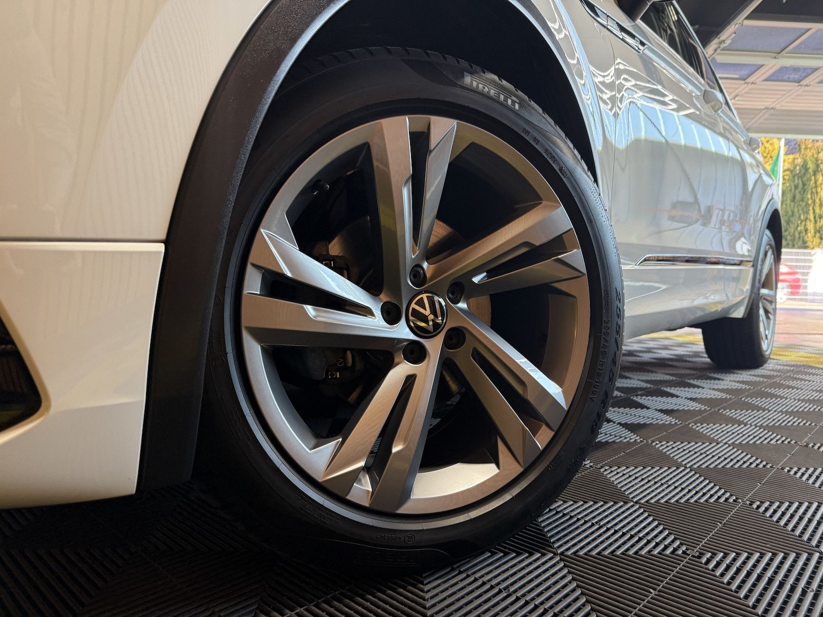 Fahrzeugabbildung Volkswagen Tiguan 2,0 TDI R-Line DSG *Navi*ACC*Kam*LED*Virt