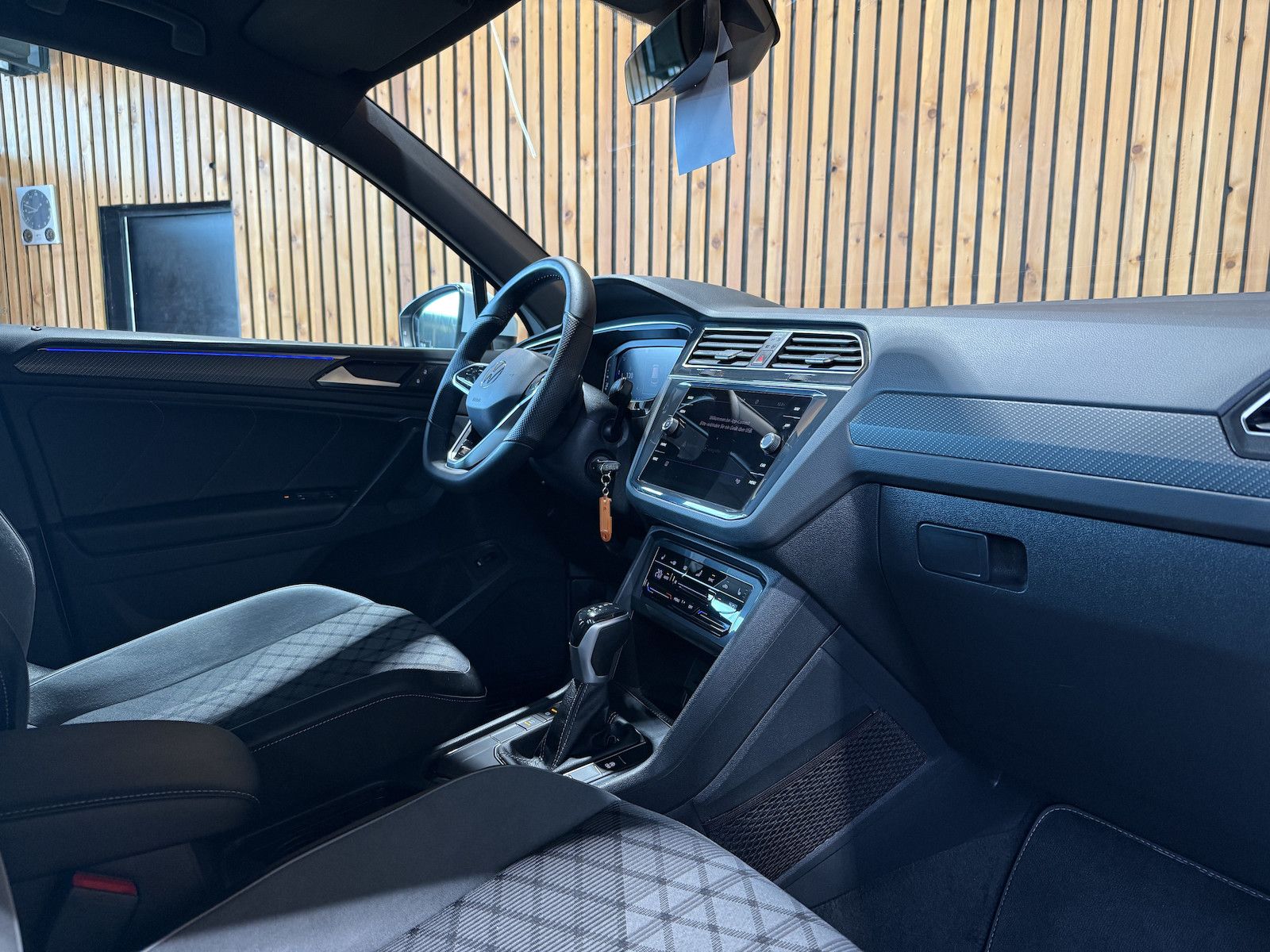 Fahrzeugabbildung Volkswagen Tiguan 2,0 TDI R-Line DSG *Navi*ACC*Kam*LED*Virt