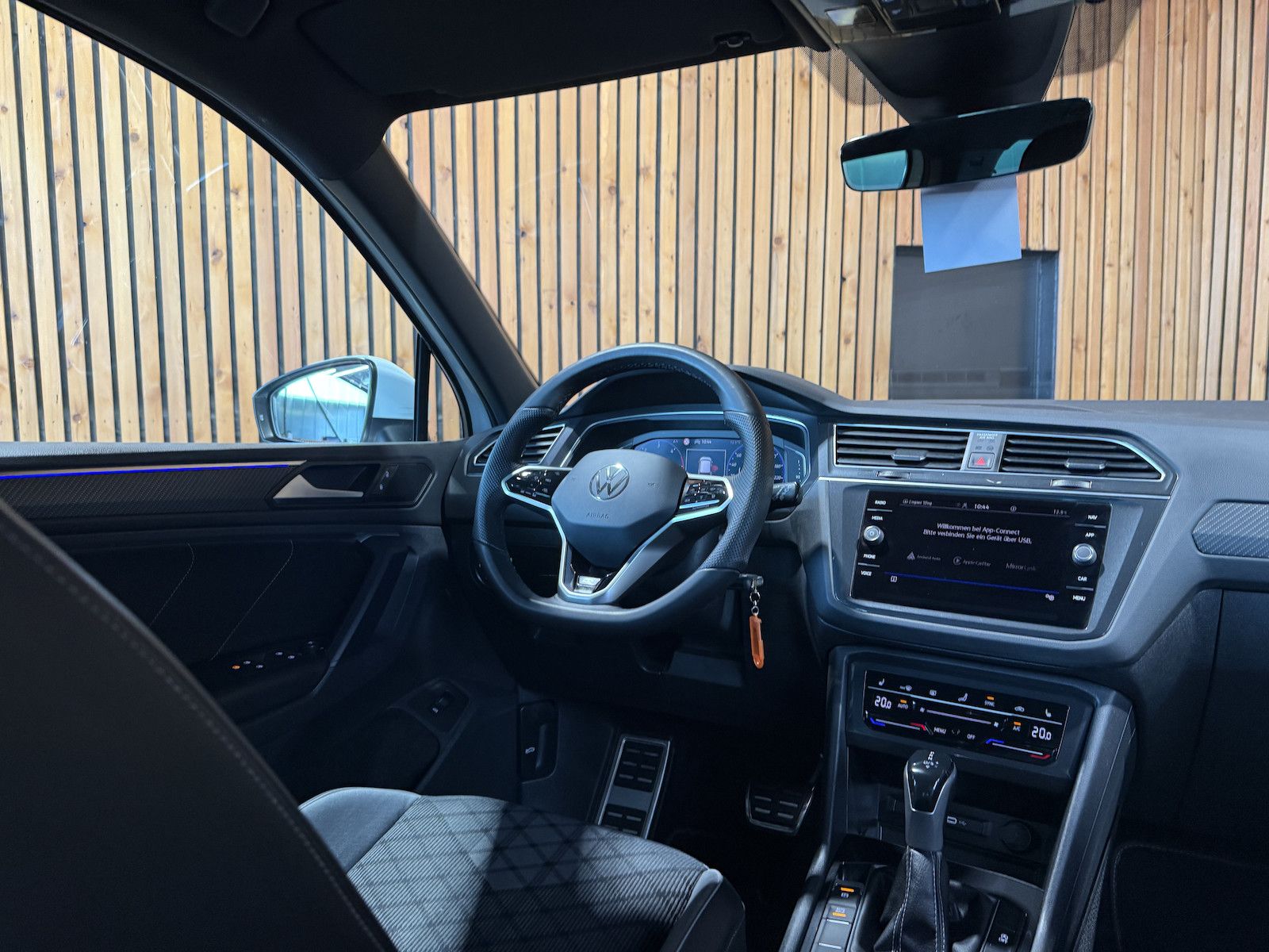 Fahrzeugabbildung Volkswagen Tiguan 2,0 TDI R-Line DSG *Navi*ACC*Kam*LED*Virt