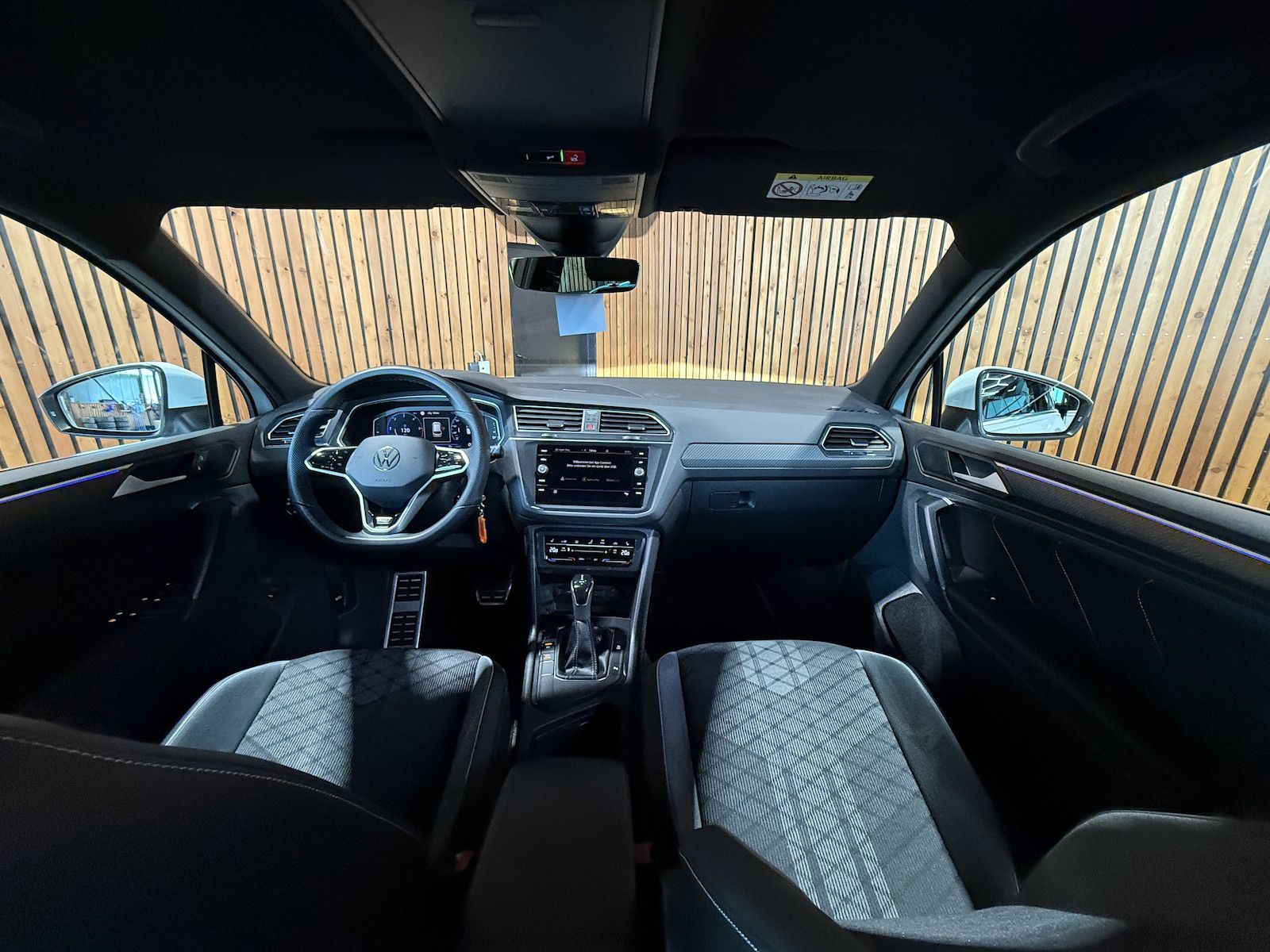 Fahrzeugabbildung Volkswagen Tiguan 2,0 TDI R-Line DSG *Navi*ACC*Kam*LED*Virt