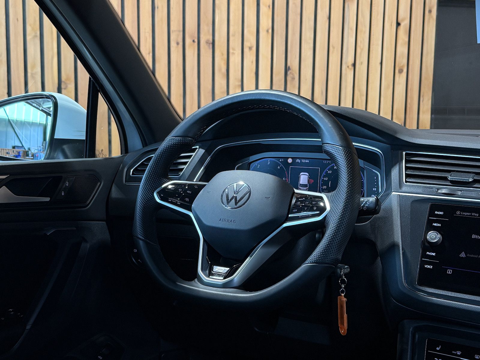 Fahrzeugabbildung Volkswagen Tiguan 2,0 TDI R-Line DSG *Navi*ACC*Kam*LED*Virt