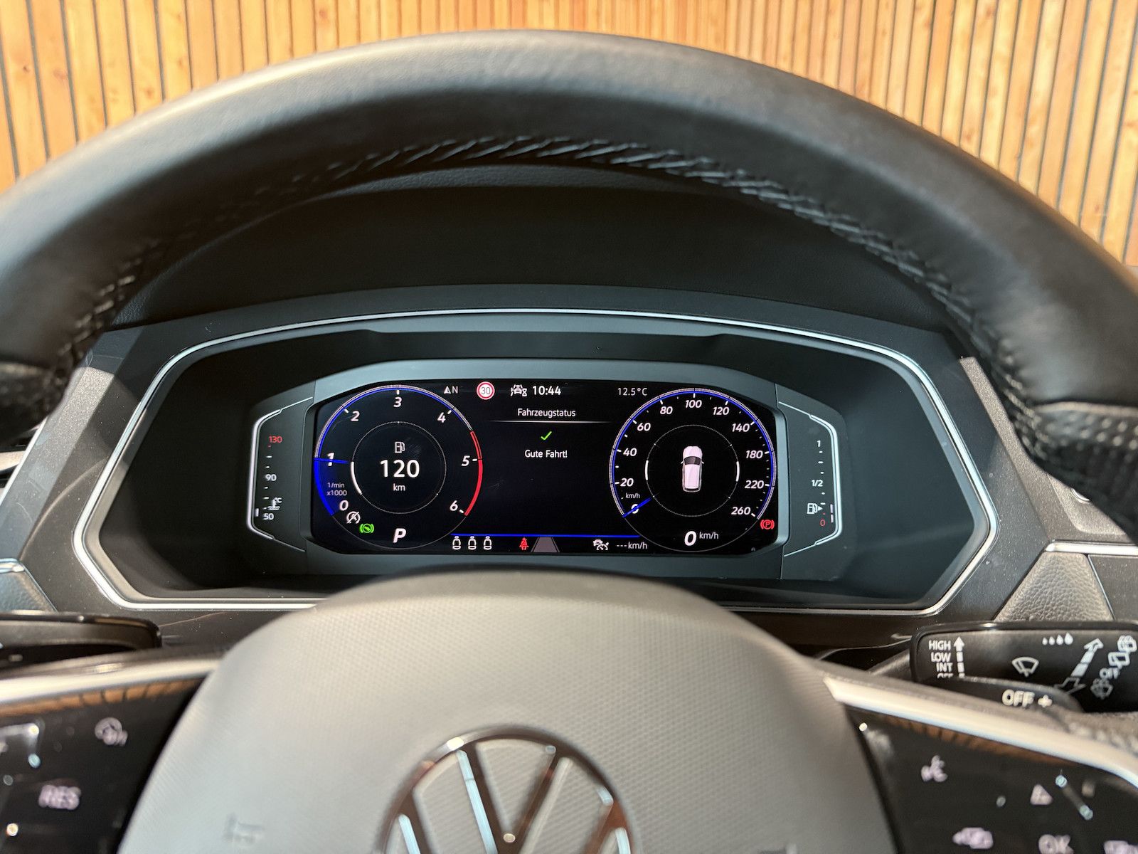 Fahrzeugabbildung Volkswagen Tiguan 2,0 TDI R-Line DSG *Navi*ACC*Kam*LED*Virt