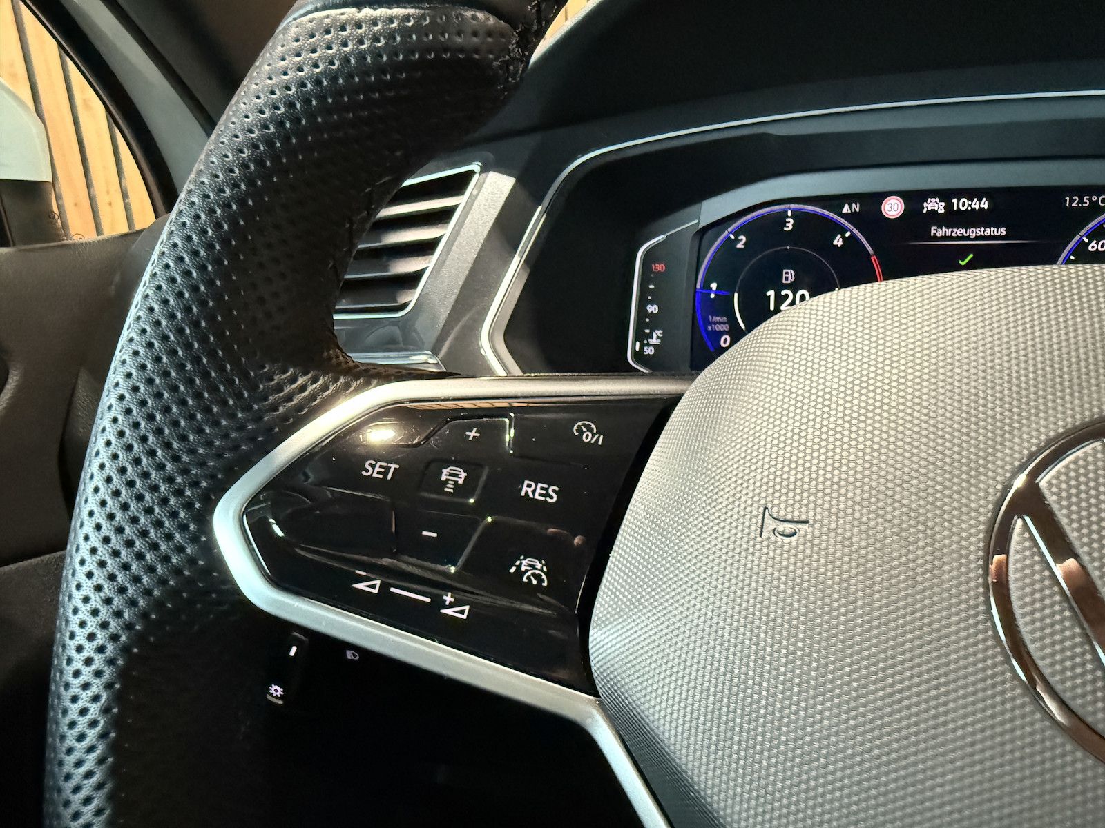 Fahrzeugabbildung Volkswagen Tiguan 2,0 TDI R-Line DSG *Navi*ACC*Kam*LED*Virt