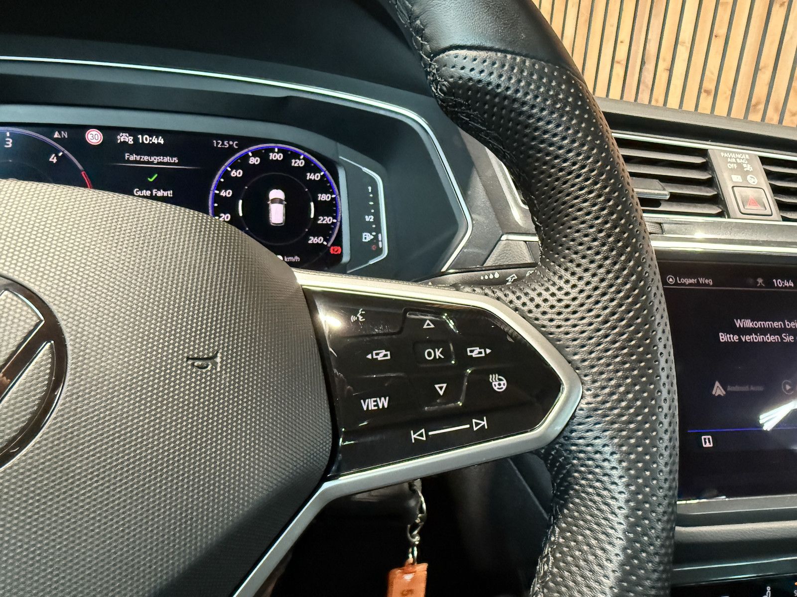 Fahrzeugabbildung Volkswagen Tiguan 2,0 TDI R-Line DSG *Navi*ACC*Kam*LED*Virt