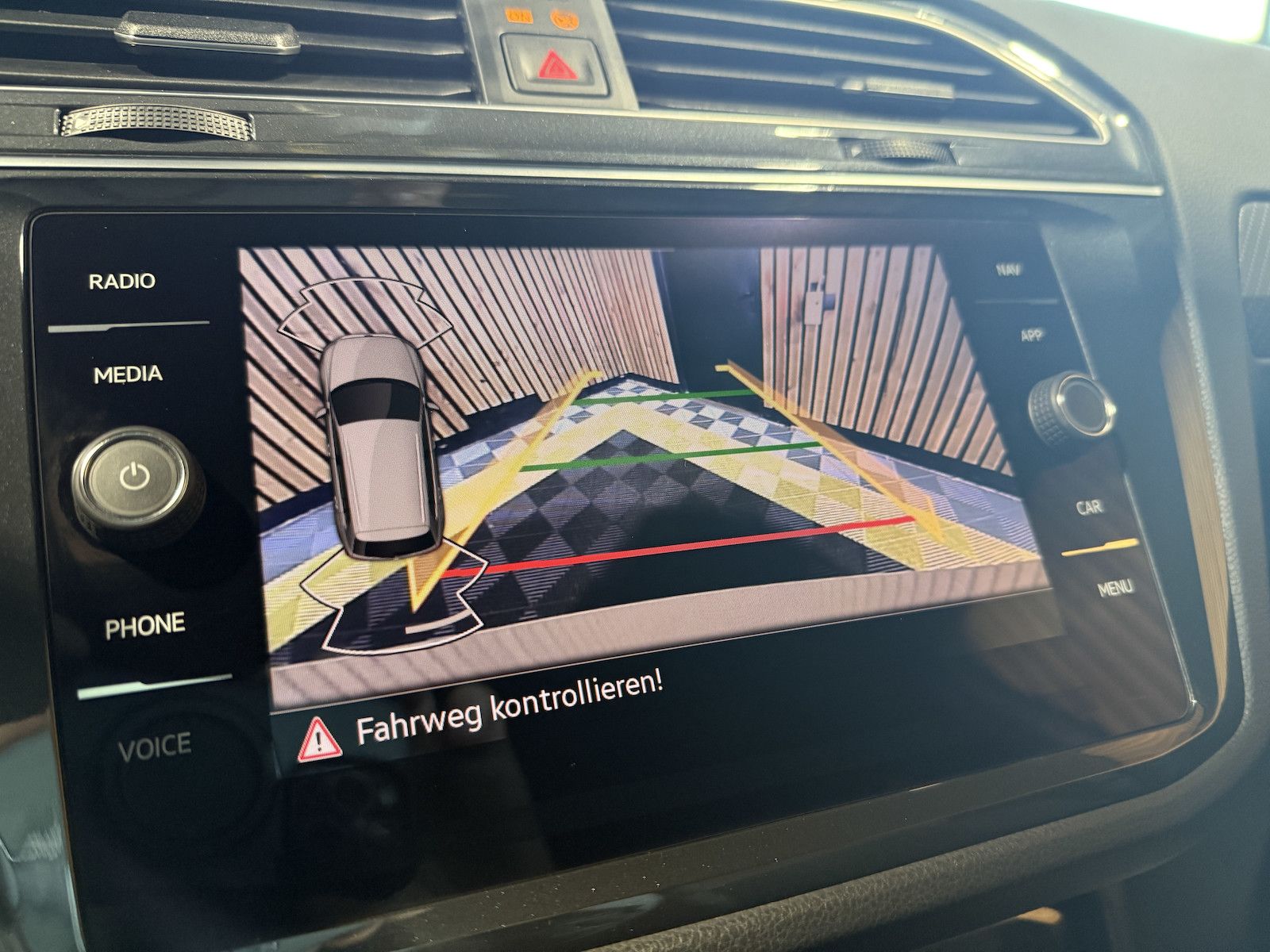 Fahrzeugabbildung Volkswagen Tiguan 2,0 TDI R-Line DSG *Navi*ACC*Kam*LED*Virt