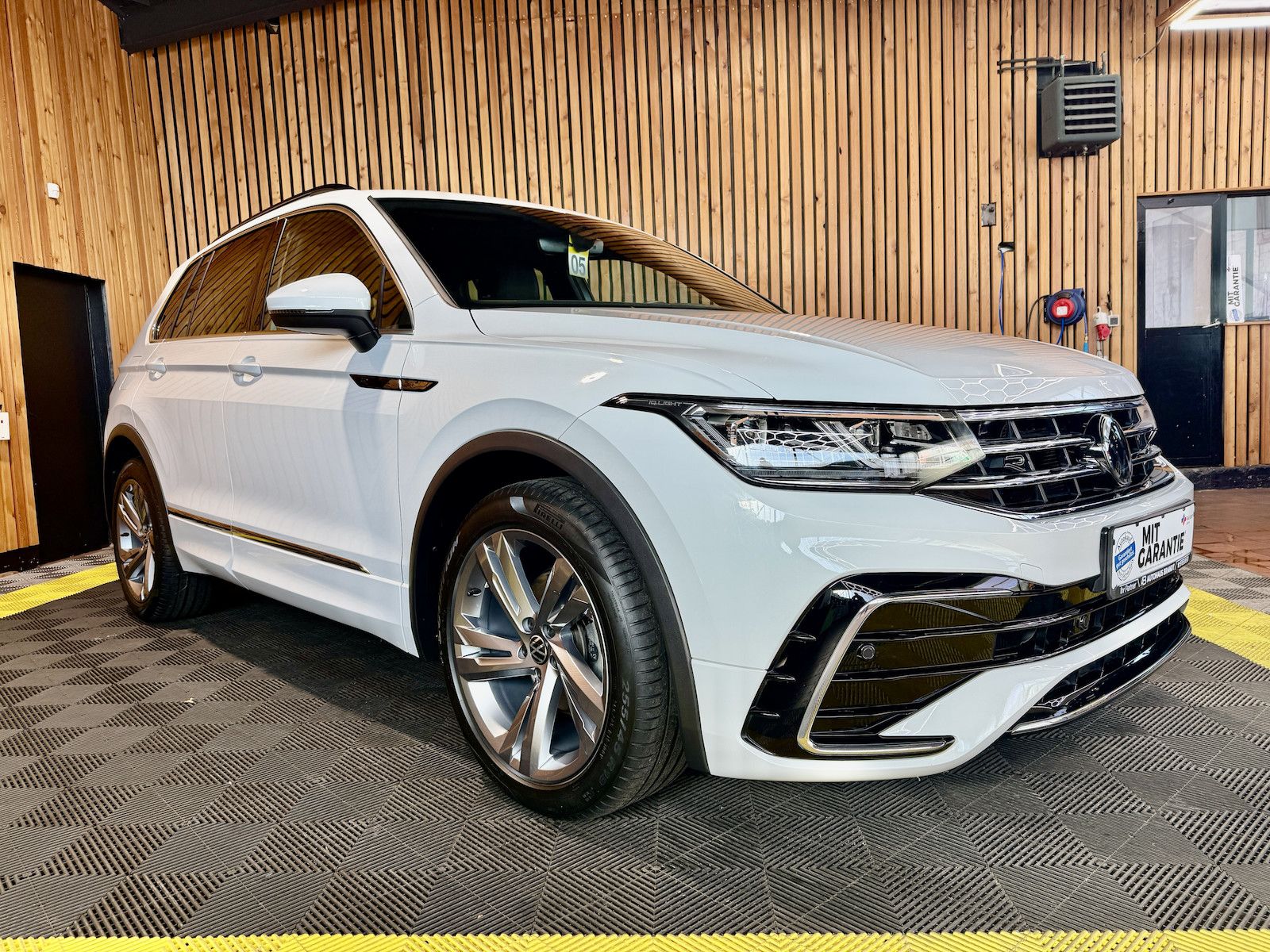 Fahrzeugabbildung Volkswagen Tiguan 2,0 TDI R-Line DSG *Navi*ACC*Kam*LED*Virt