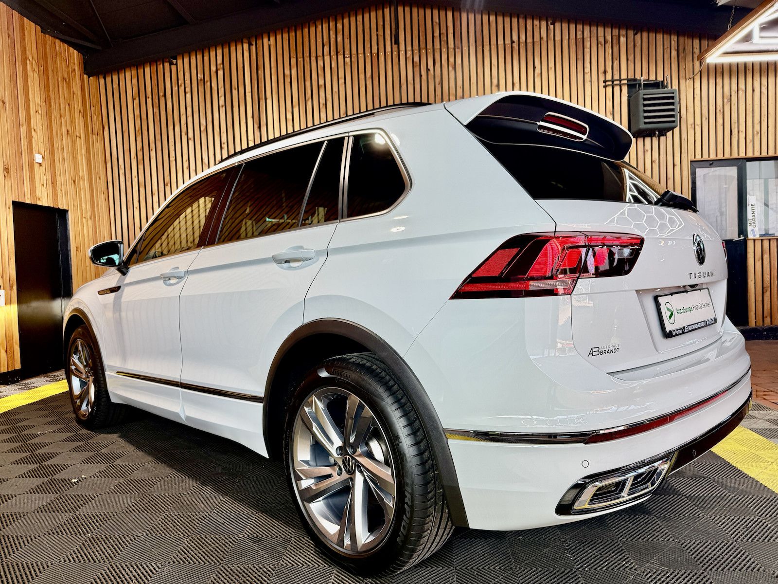 Fahrzeugabbildung Volkswagen Tiguan 2,0 TDI R-Line DSG *Navi*ACC*Kam*LED*Virt