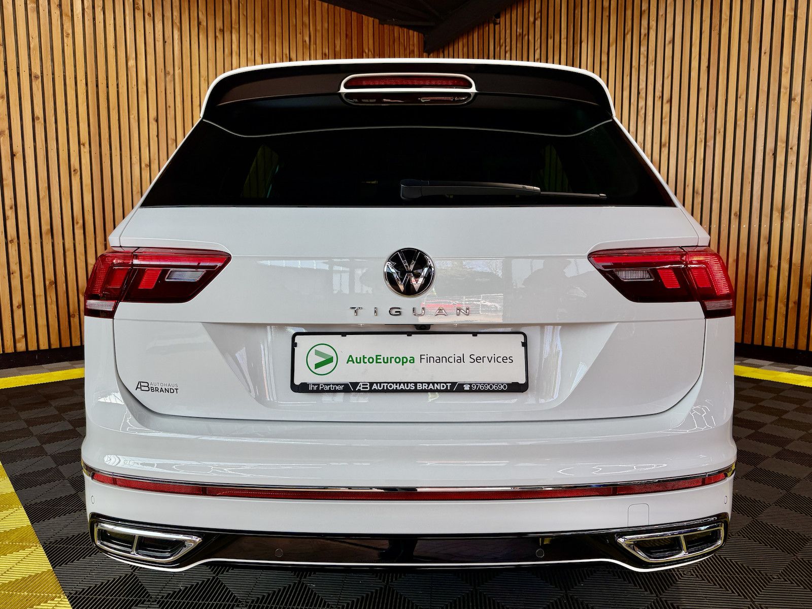 Fahrzeugabbildung Volkswagen Tiguan 2,0 TDI R-Line DSG *Navi*ACC*Kam*LED*Virt