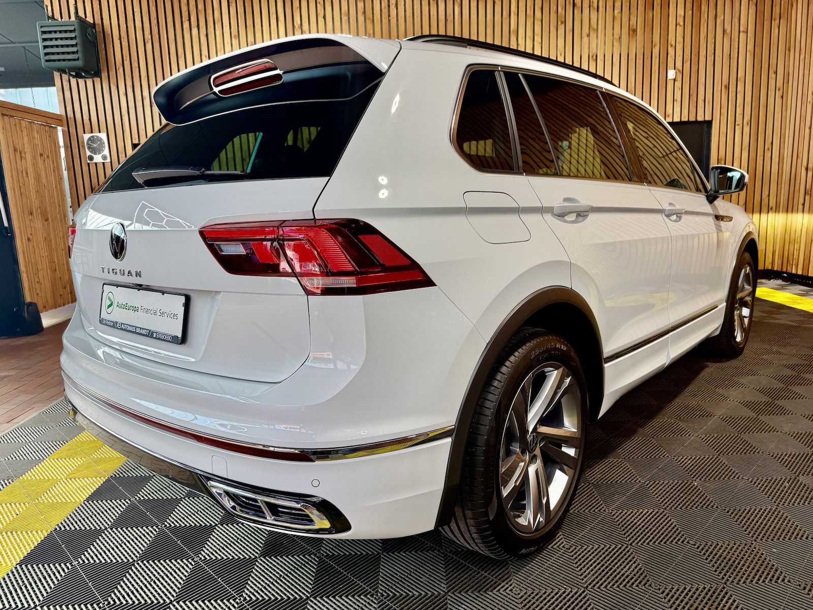 Fahrzeugabbildung Volkswagen Tiguan 2,0 TDI R-Line DSG *Navi*ACC*Kam*LED*Virt