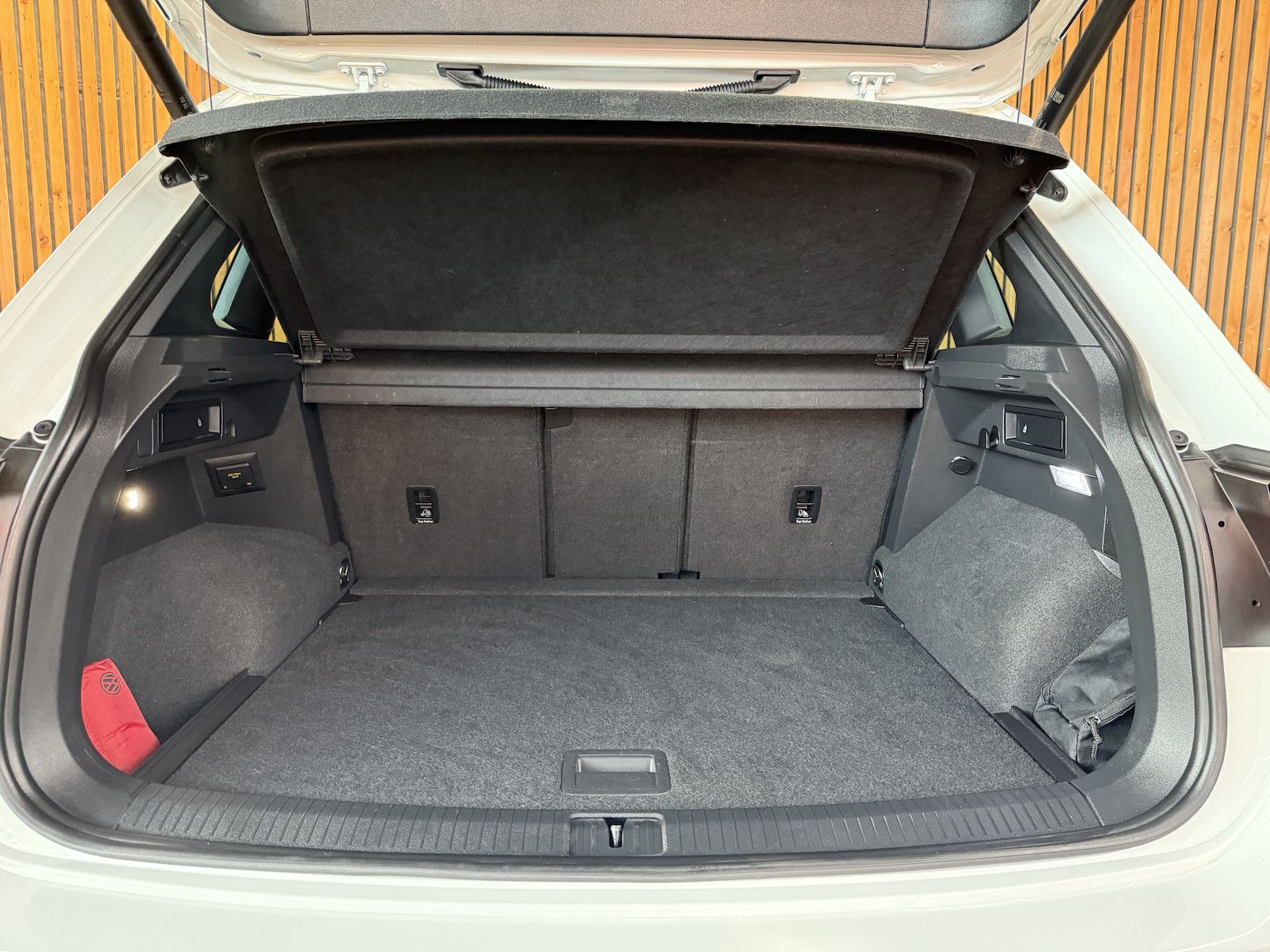 Fahrzeugabbildung Volkswagen Tiguan 2,0 TDI R-Line DSG *Navi*ACC*Kam*LED*Virt