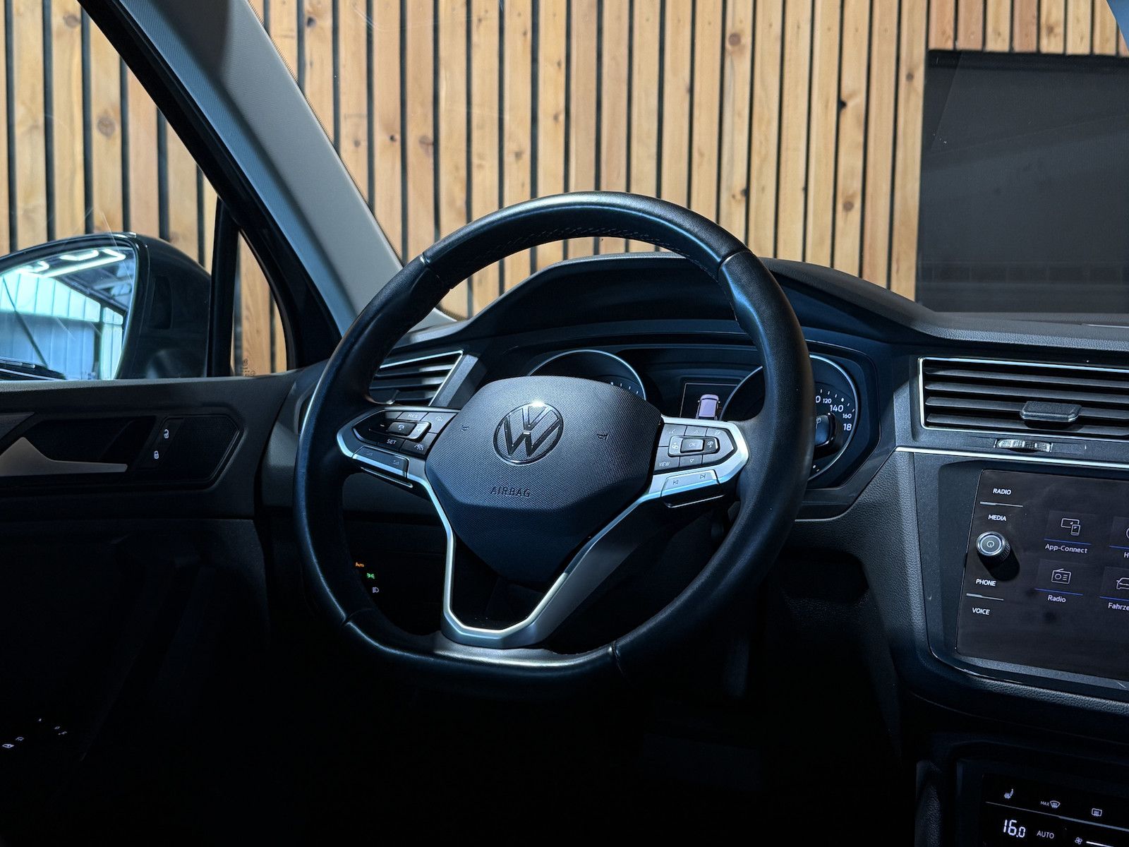Fahrzeugabbildung Volkswagen Tiguan 2,0 TDI 4Motion DSG *Navi*ACC*Kam*LED*AHK