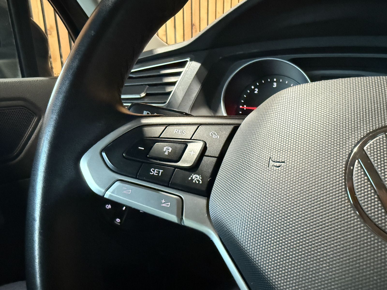 Fahrzeugabbildung Volkswagen Tiguan 2,0 TDI 4Motion DSG *Navi*ACC*Kam*LED*AHK
