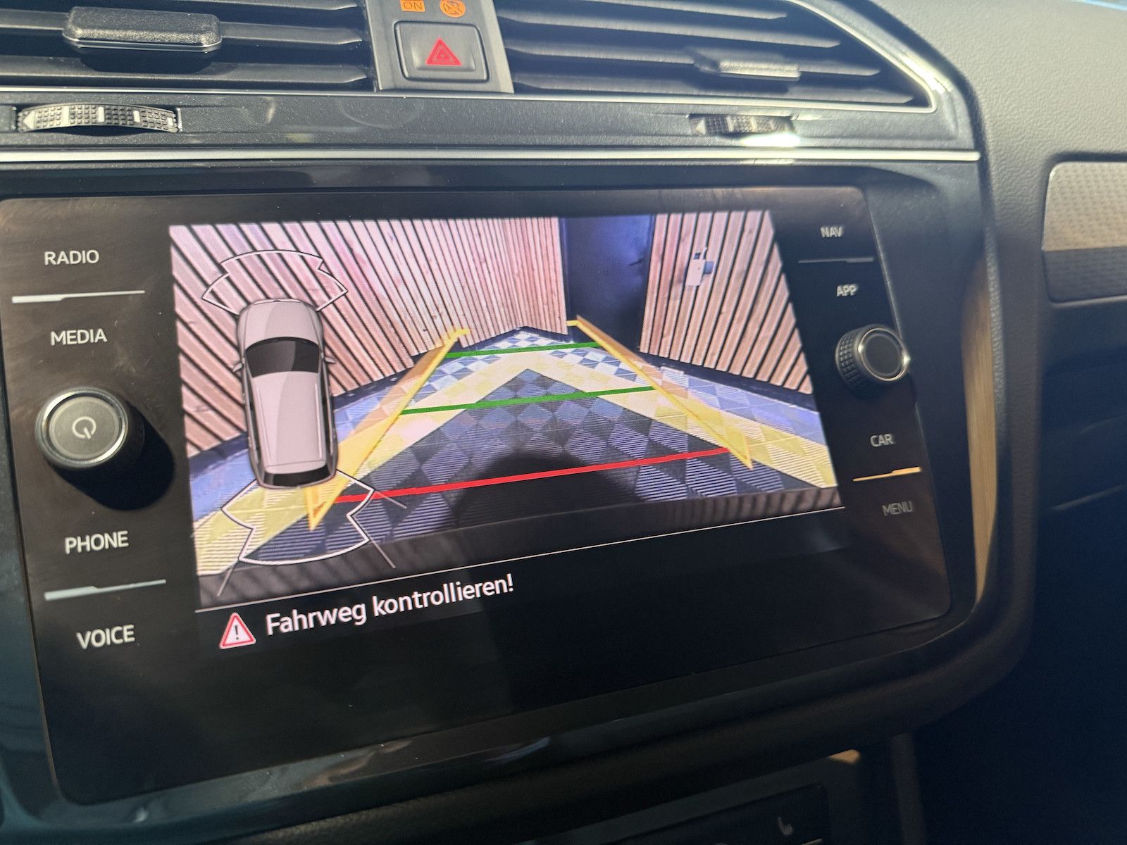 Fahrzeugabbildung Volkswagen Tiguan 2,0 TDI 4Motion DSG *Navi*ACC*Kam*LED*AHK