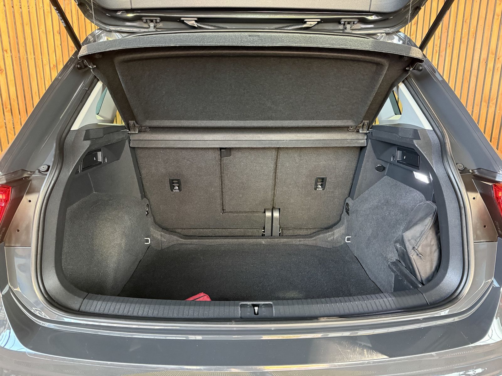 Fahrzeugabbildung Volkswagen Tiguan 2,0 TDI 4Motion DSG *Navi*ACC*Kam*LED*AHK