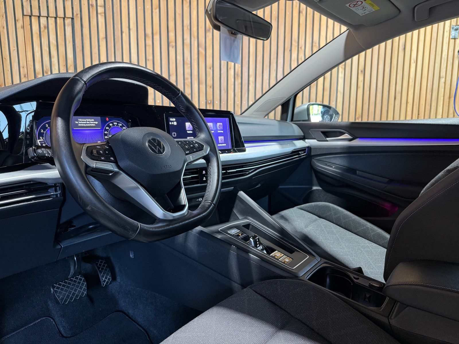 Fahrzeugabbildung Volkswagen Golf Variant 1,5 eTSI DSG Life Navi*Virt*AHK*LED