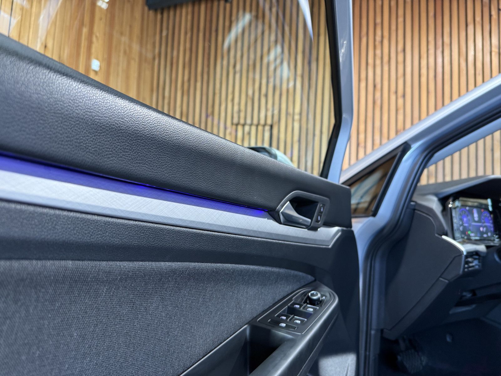 Fahrzeugabbildung Volkswagen Golf Variant 1,5 eTSI DSG Life Navi*Virt*AHK*LED
