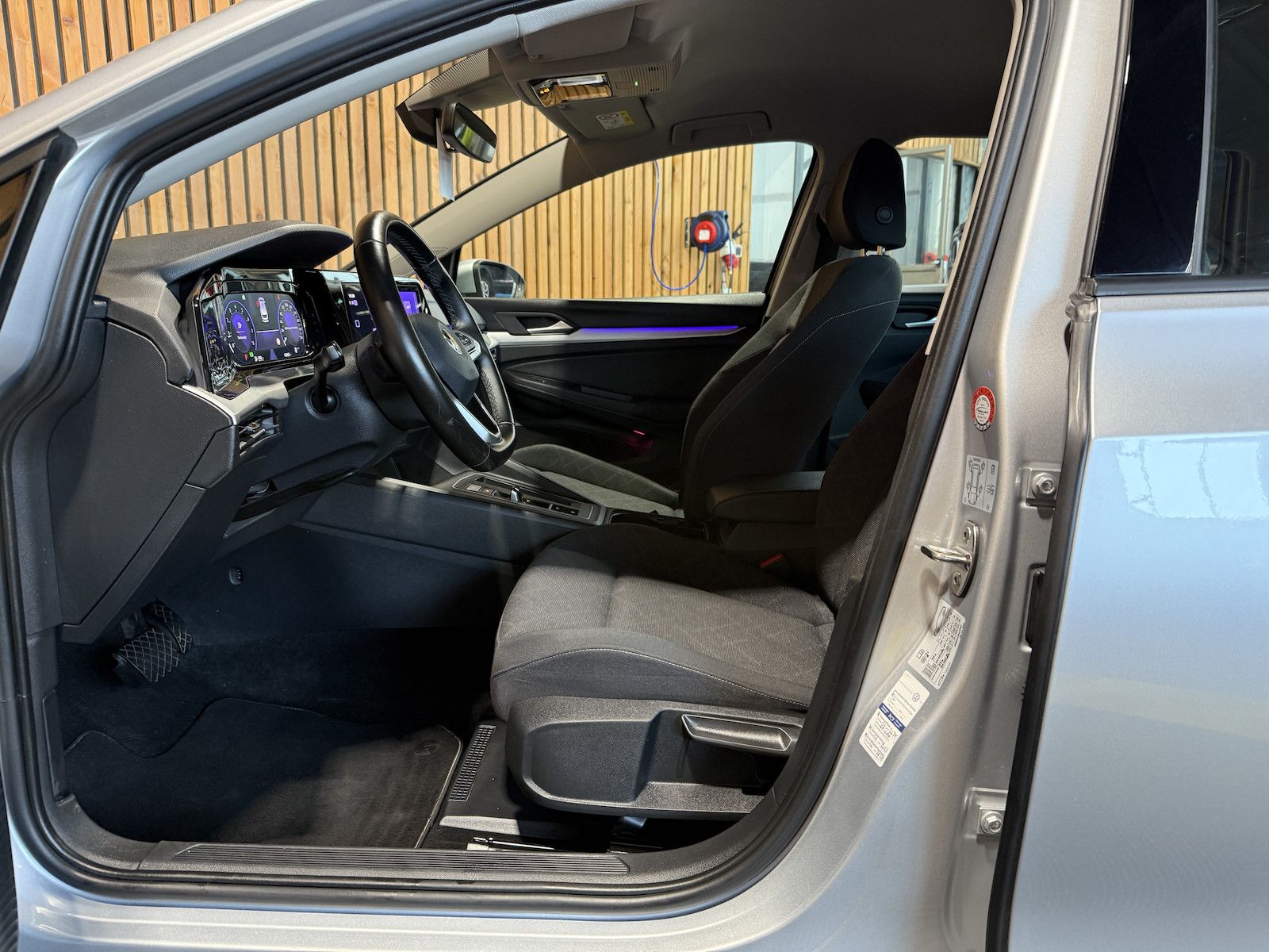 Fahrzeugabbildung Volkswagen Golf Variant 1,5 eTSI DSG Life Navi*Virt*AHK*LED