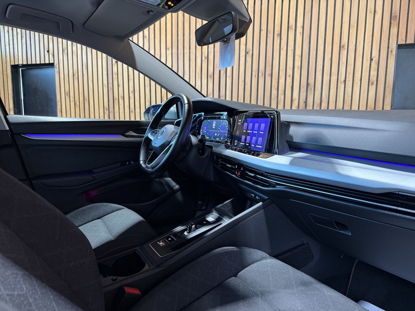 Fahrzeugabbildung Volkswagen Golf Variant 1,5 eTSI DSG Life Navi*Virt*AHK*LED