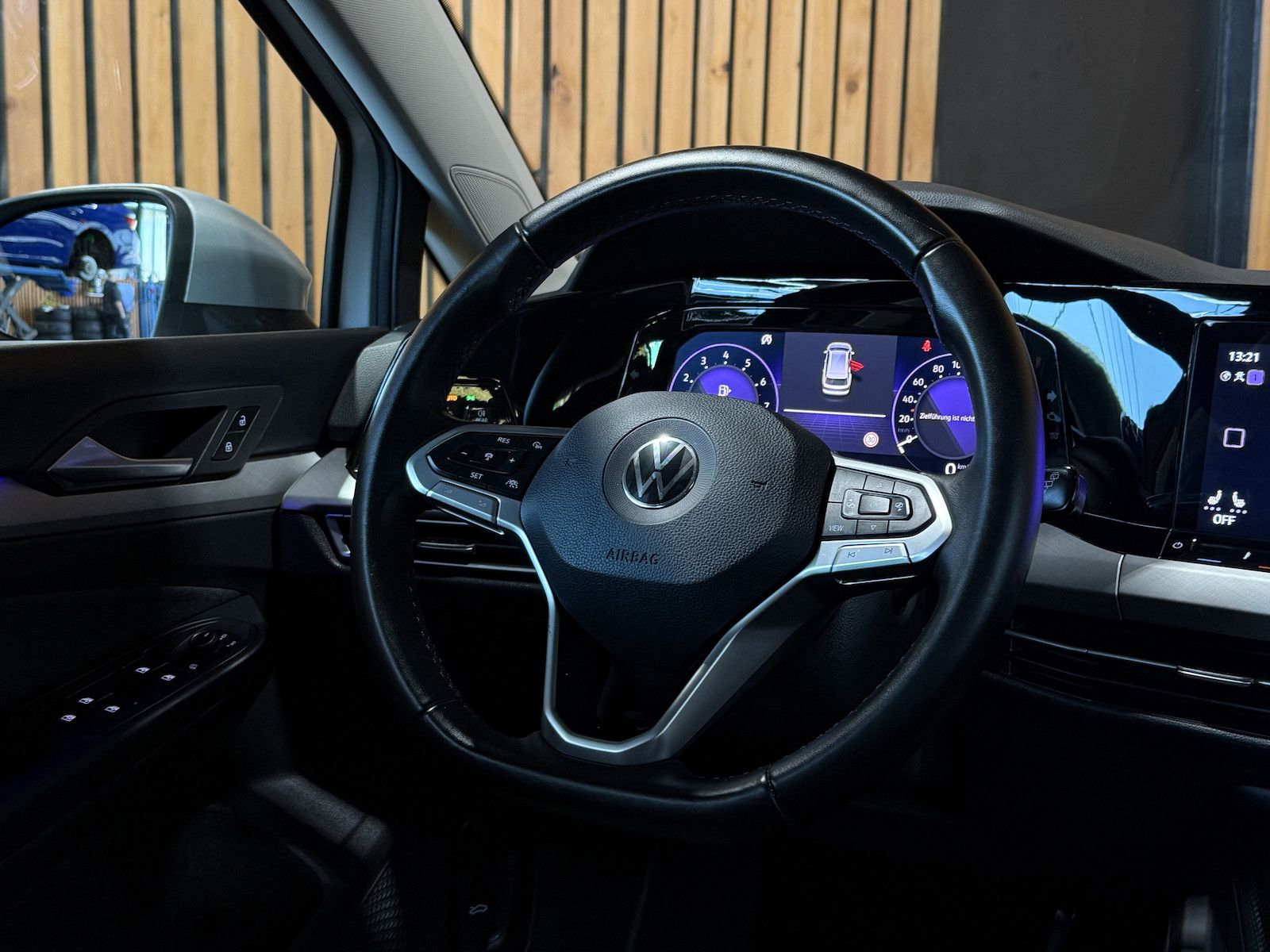 Fahrzeugabbildung Volkswagen Golf Variant 1,5 eTSI DSG Life Navi*Virt*AHK*LED
