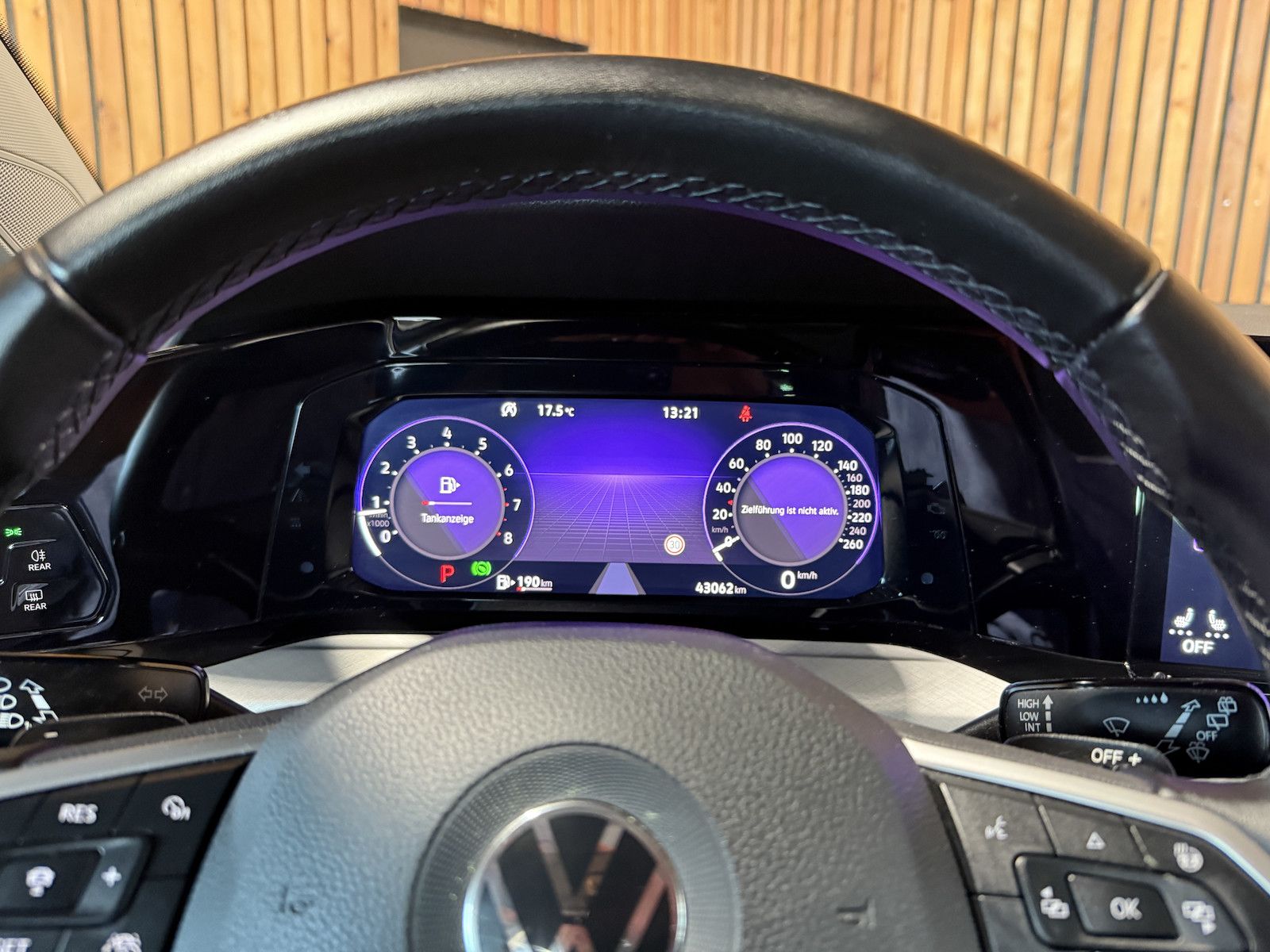 Fahrzeugabbildung Volkswagen Golf Variant 1,5 eTSI DSG Life Navi*Virt*AHK*LED