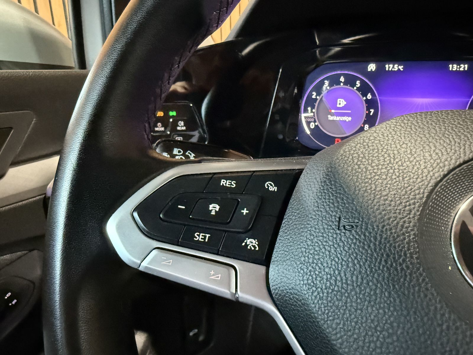 Fahrzeugabbildung Volkswagen Golf Variant 1,5 eTSI DSG Life Navi*Virt*AHK*LED