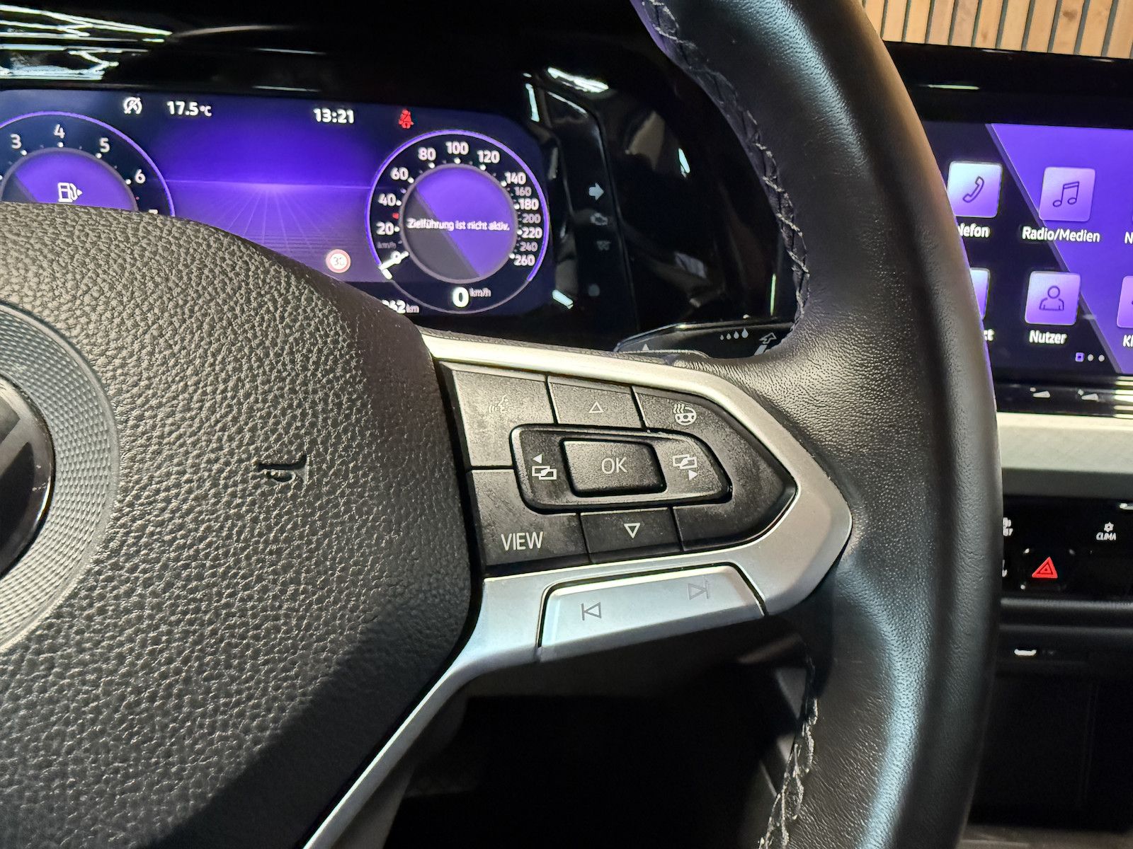Fahrzeugabbildung Volkswagen Golf Variant 1,5 eTSI DSG Life Navi*Virt*AHK*LED