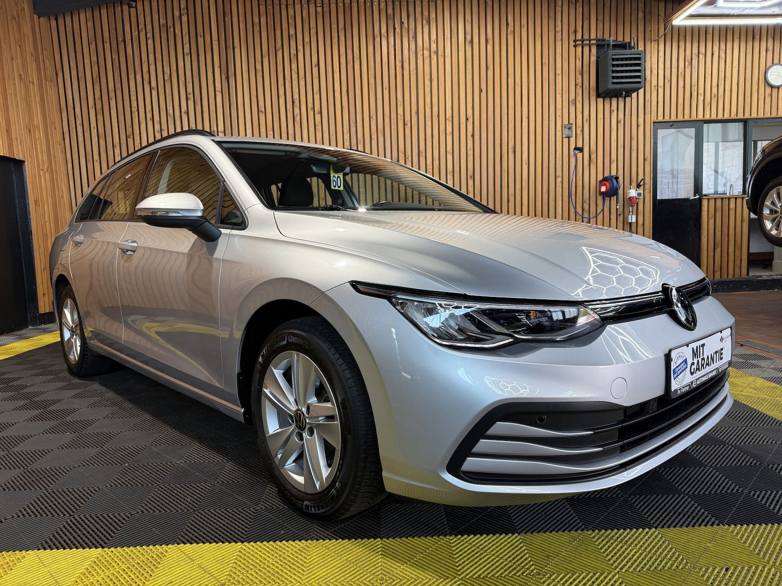 Fahrzeugabbildung Volkswagen Golf Variant 1,5 eTSI DSG Life Navi*Virt*AHK*LED