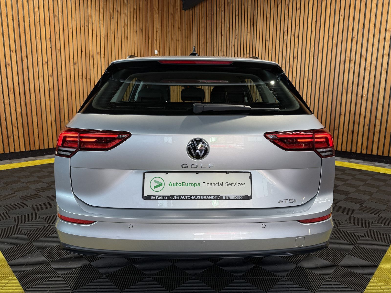 Fahrzeugabbildung Volkswagen Golf Variant 1,5 eTSI DSG Life Navi*Virt*AHK*LED