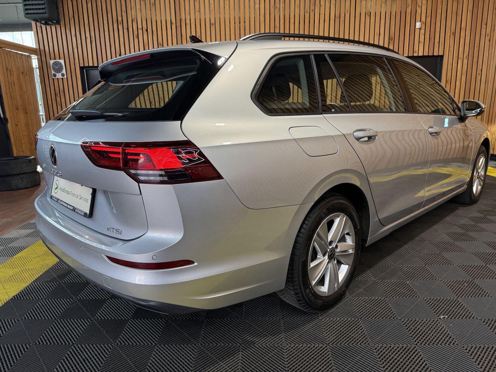 Fahrzeugabbildung Volkswagen Golf Variant 1,5 eTSI DSG Life Navi*Virt*AHK*LED