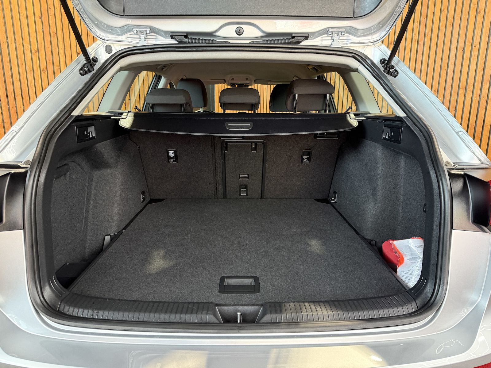 Fahrzeugabbildung Volkswagen Golf Variant 1,5 eTSI DSG Life Navi*Virt*AHK*LED