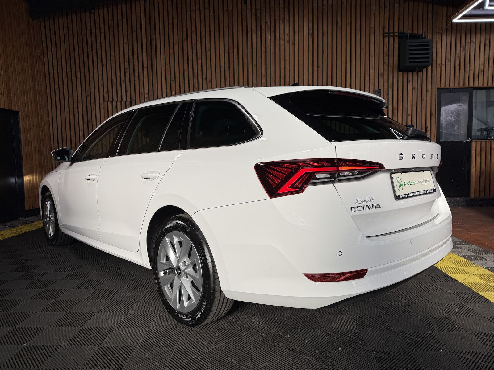 Fahrzeugabbildung SKODA Octavia Combi 2,0 TDI DSG *Navi*LED*ACC*Head*Vir