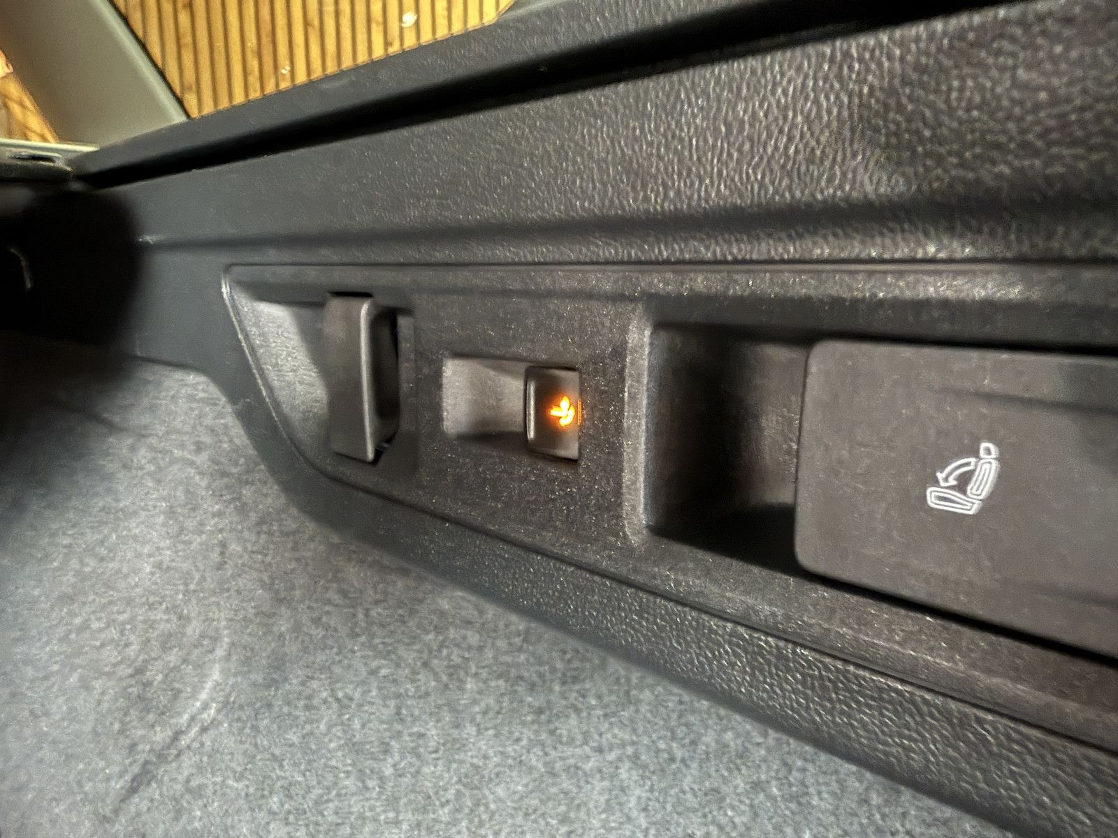 Fahrzeugabbildung SKODA Superb Combi e-TSI L&K *Navi*Kam*AHK*Leder*DCC*