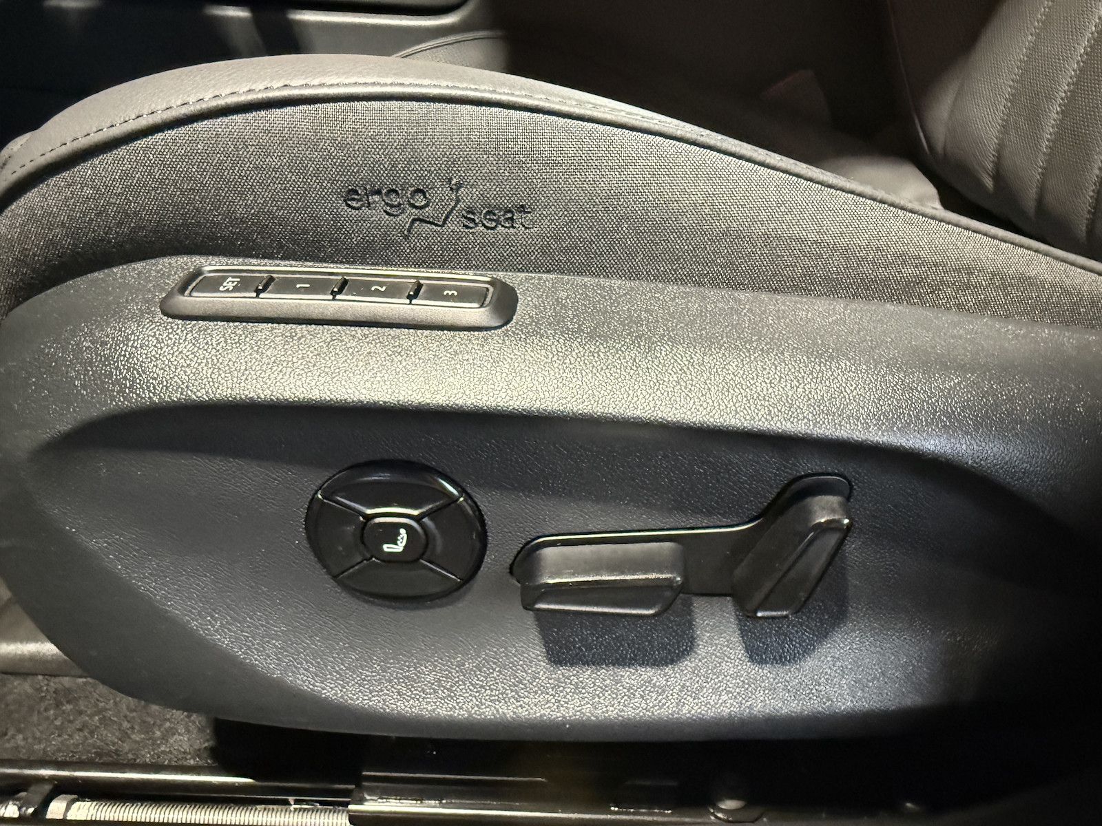 Fahrzeugabbildung SKODA Superb Combi e-TSI L&K *Navi*Kam*AHK*Leder*DCC*