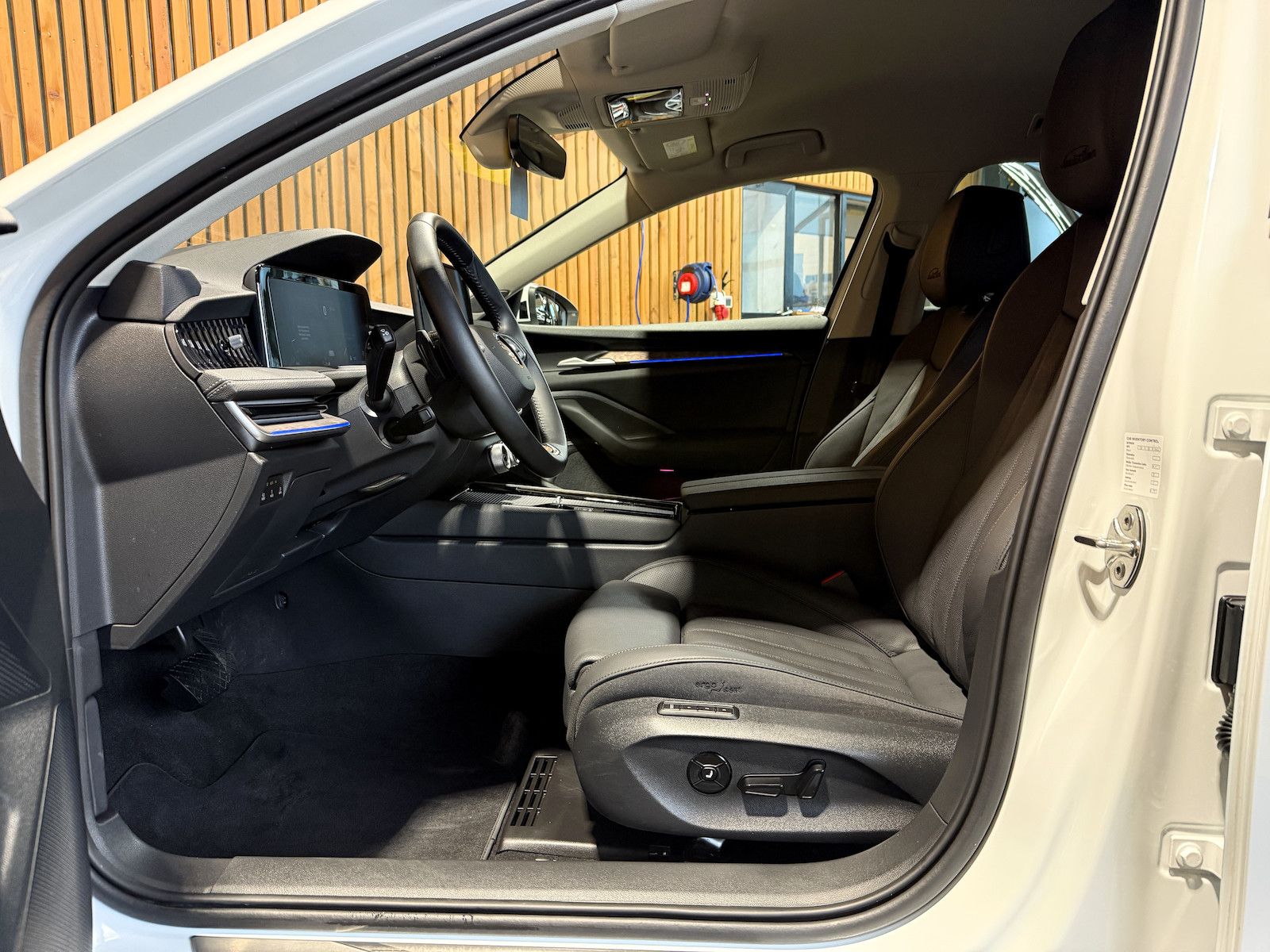 Fahrzeugabbildung SKODA Superb Combi e-TSI L&K *Navi*Kam*AHK*Leder*DCC*