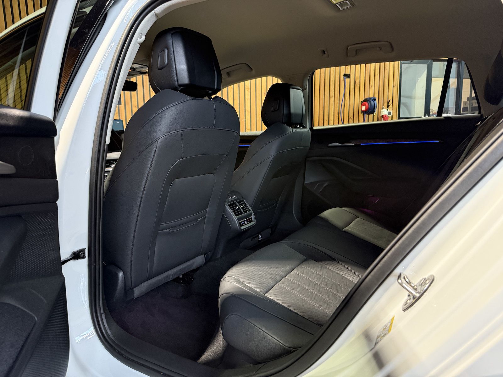 Fahrzeugabbildung SKODA Superb Combi e-TSI L&K *Navi*Kam*AHK*Leder*DCC*
