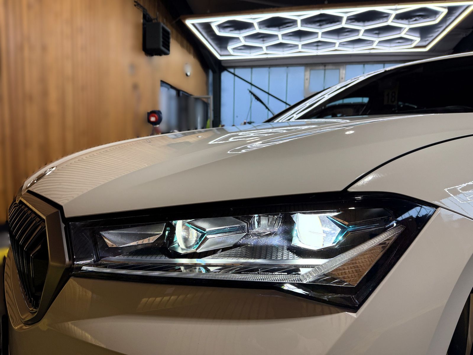 Fahrzeugabbildung SKODA Superb Combi e-TSI L&K *Navi*Kam*AHK*Leder*DCC*
