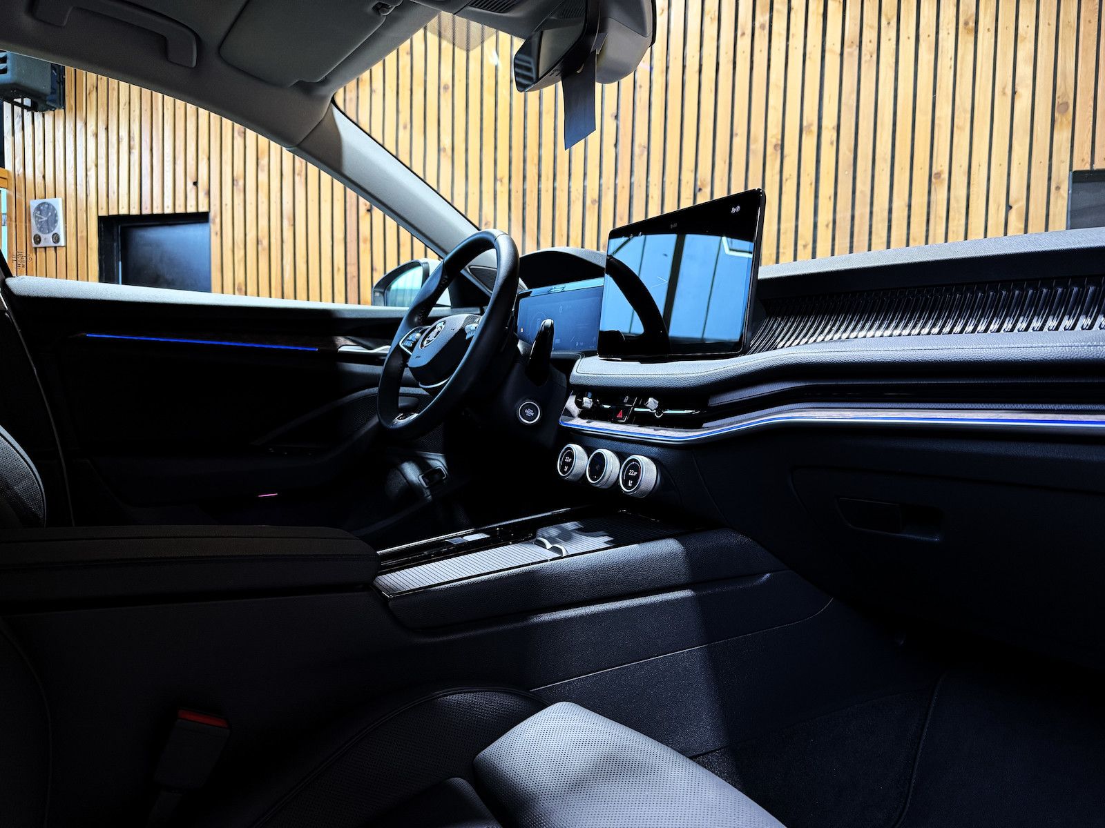 Fahrzeugabbildung SKODA Superb Combi e-TSI L&K *Navi*Kam*AHK*Leder*DCC*