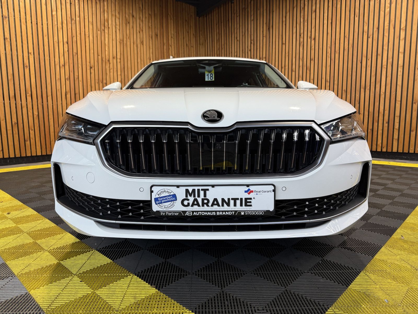 Fahrzeugabbildung SKODA Superb Combi e-TSI L&K *Navi*Kam*AHK*Leder*DCC*