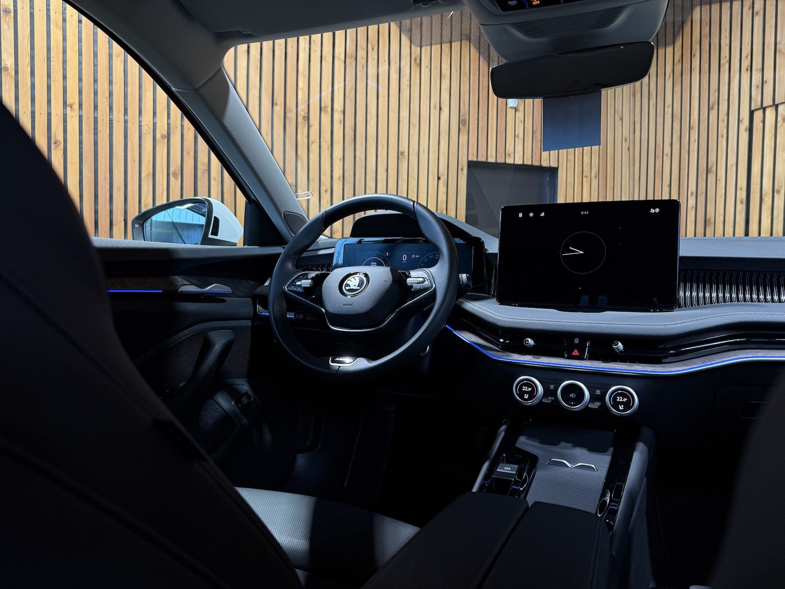 Fahrzeugabbildung SKODA Superb Combi e-TSI L&K *Navi*Kam*AHK*Leder*DCC*