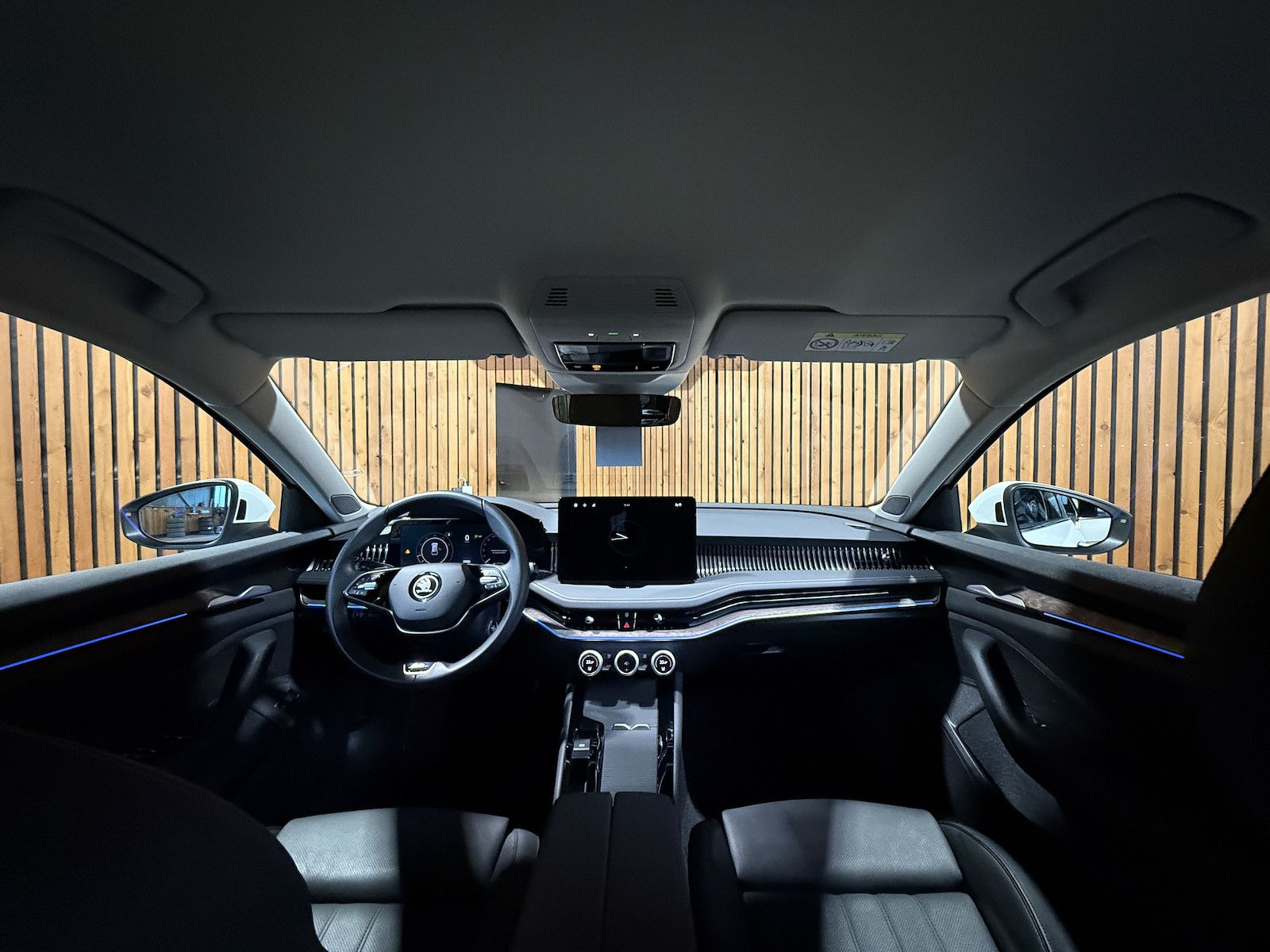 Fahrzeugabbildung SKODA Superb Combi e-TSI L&K *Navi*Kam*AHK*Leder*DCC*