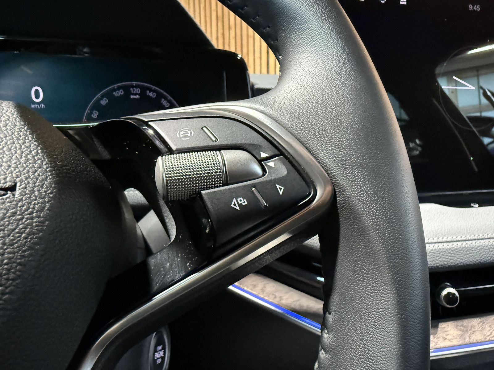 Fahrzeugabbildung SKODA Superb Combi e-TSI L&K *Navi*Kam*AHK*Leder*DCC*