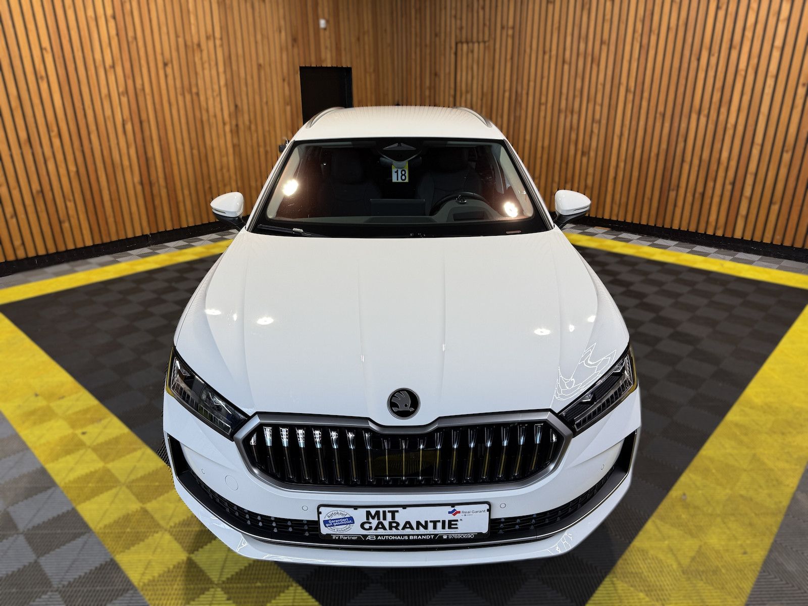 Fahrzeugabbildung SKODA Superb Combi e-TSI L&K *Navi*Kam*AHK*Leder*DCC*