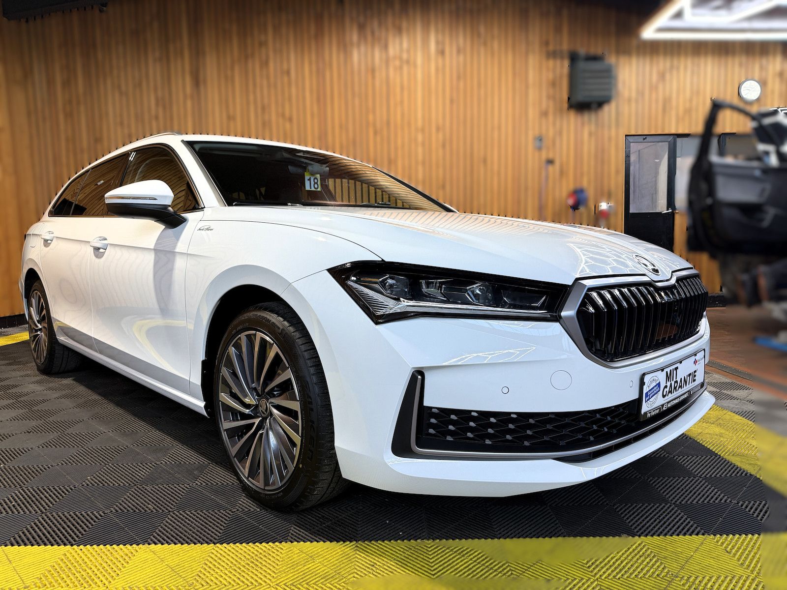Fahrzeugabbildung SKODA Superb Combi e-TSI L&K *Navi*Kam*AHK*Leder*DCC*