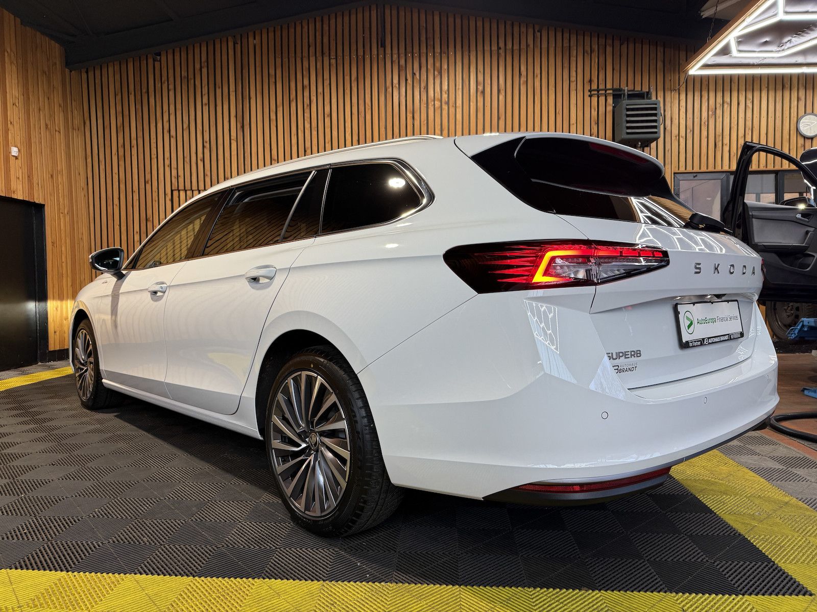 Fahrzeugabbildung SKODA Superb Combi e-TSI L&K *Navi*Kam*AHK*Leder*DCC*